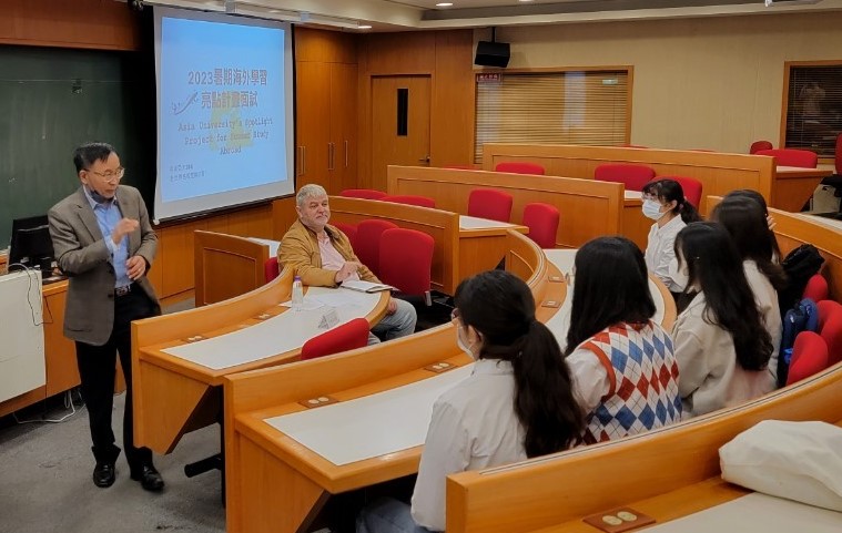 圖為國際學院院長陳英輝(左),在海外暑期學習亮點計畫面試前說明甄選流程。