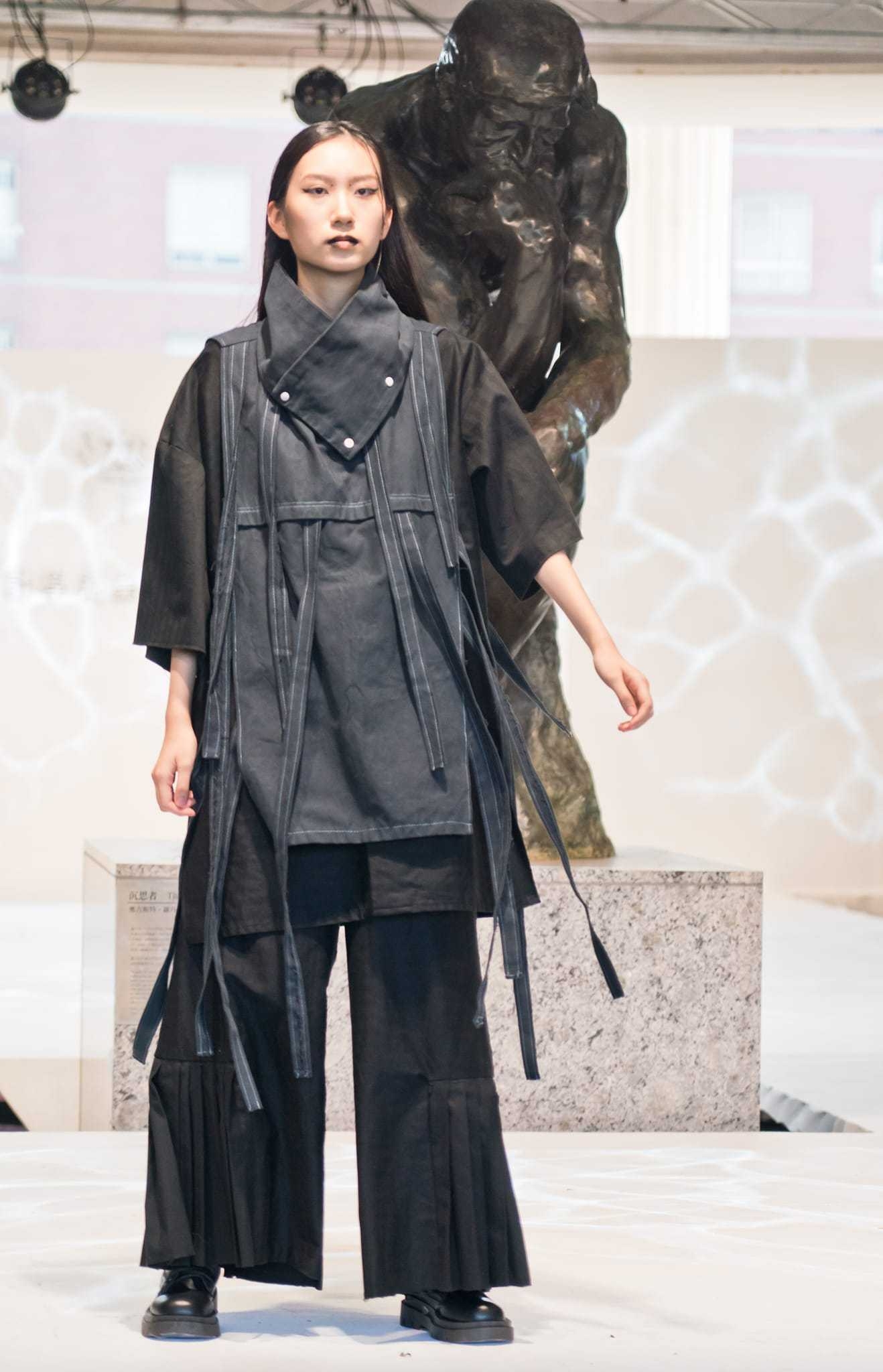 亞大時尚系服裝組沈煒晟同學的作品「平庸」,獲第2名。
