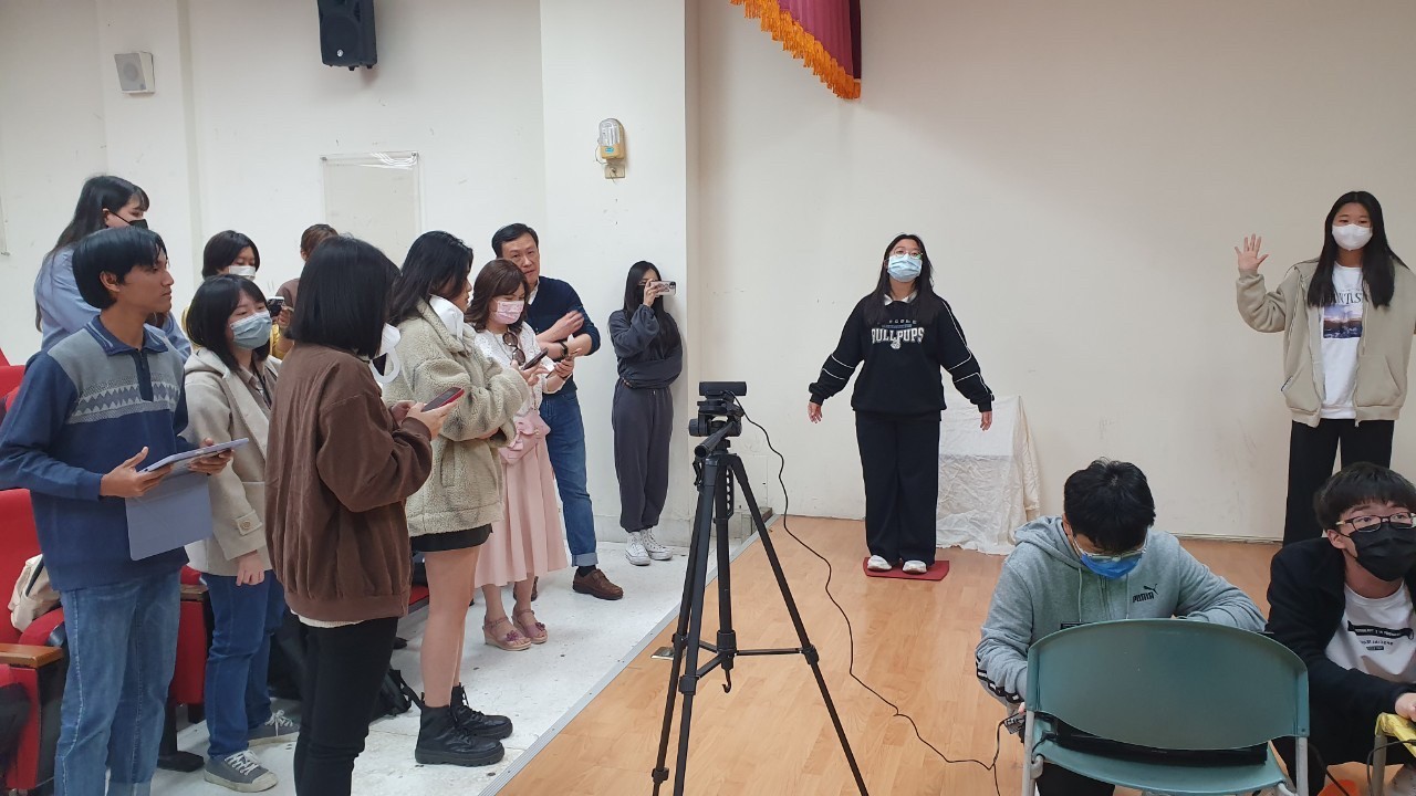 圖為亞大外文系「亞洲虛擬巨星VTuber」營隊活動,參加高中生化身VTuber,學習拍攝影片。