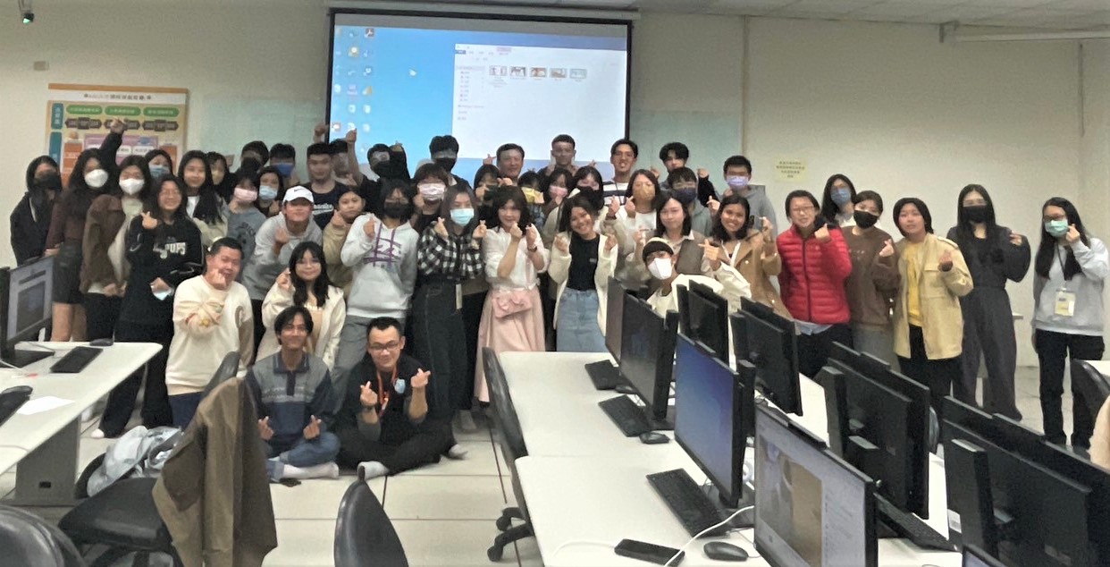 圖為亞大外文系「亞洲虛擬巨星VTuber」營隊活動,外文系師生和參加高中生合影。