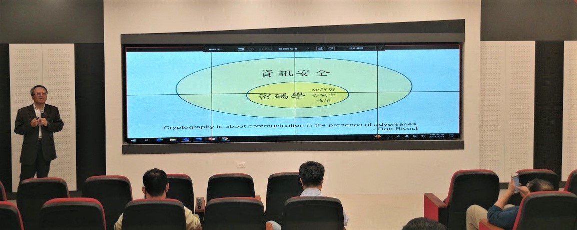 圖為台大數學系陳君明博士,談資訊安全及密碼學。