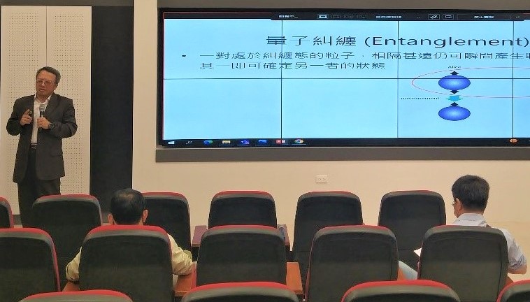 圖為台大數學系陳君明博士,談「量子糾纏」現象,曾被物理天才愛因斯坦形容是「鬼魅般超距作用」。