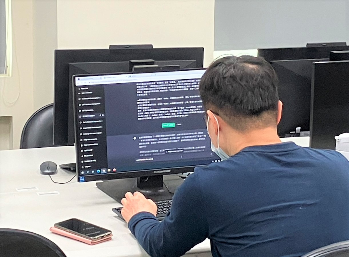圖為參與老師實際操作ChatGPT,練習融入教學。