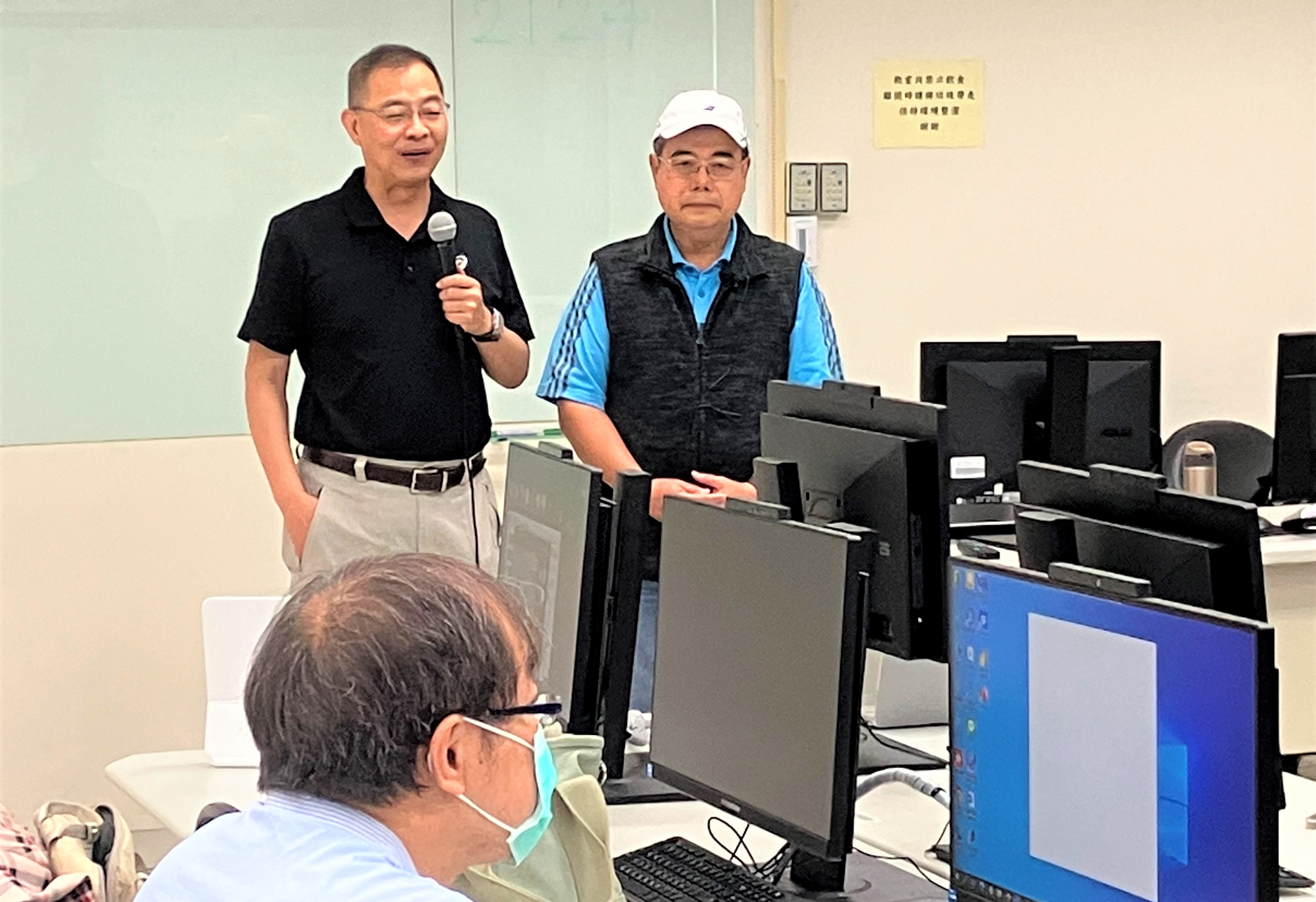 圖為亞大管院長林君維(左)、經管系蔡存校老師(右),在工作坊分享ChatGPT管理思維技術的應用。