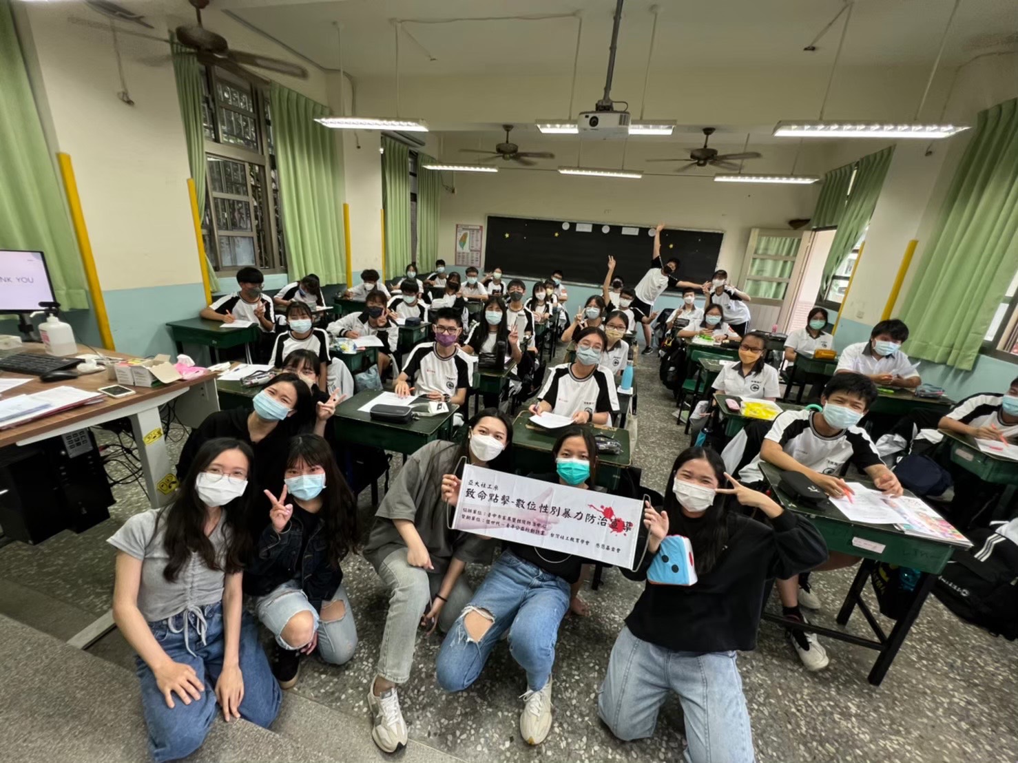 圖為亞大社工系同學,參與家庭性暴力宣導導活動。