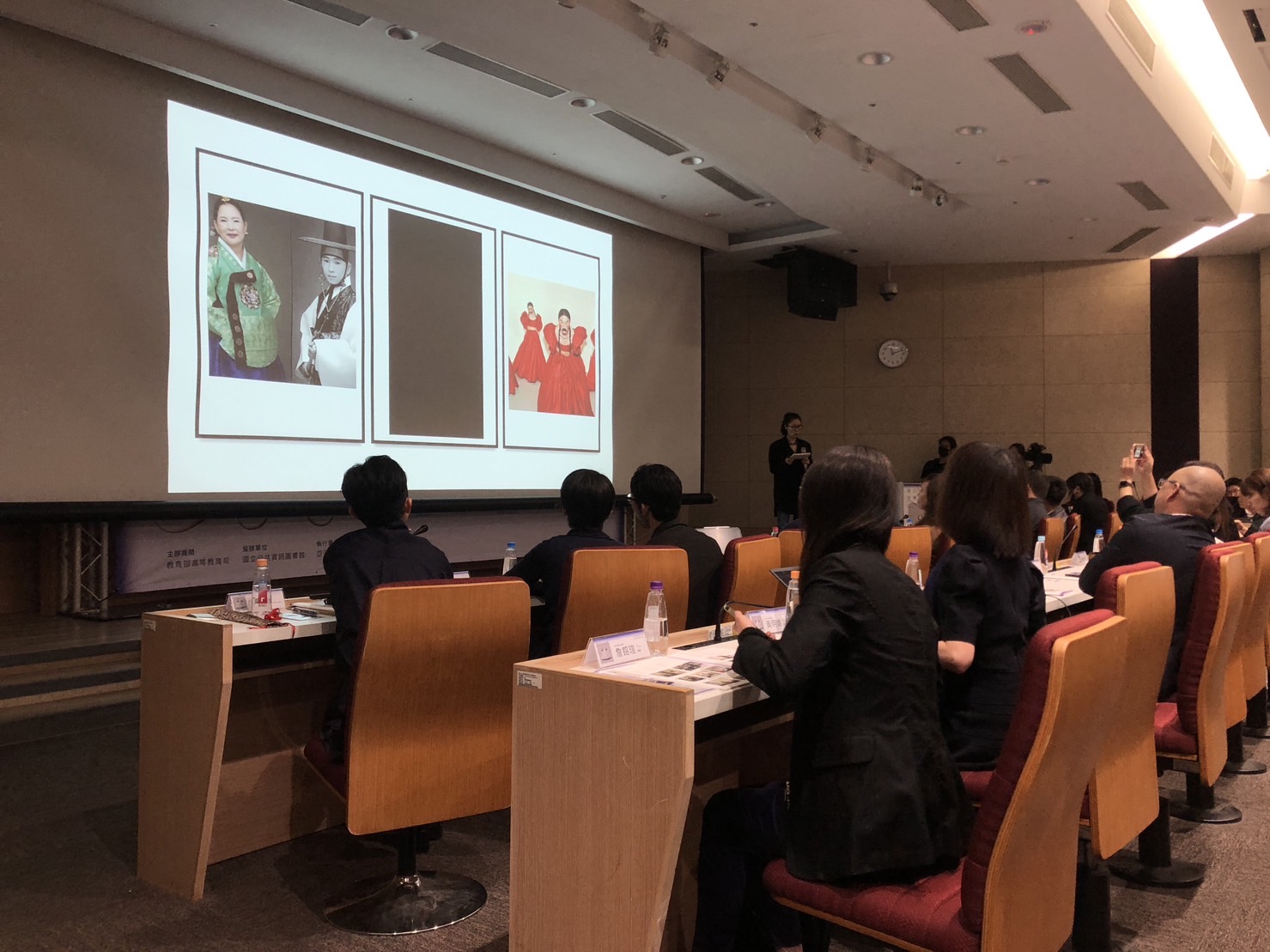 圖為韓國現代設計協會理事盧炫志,分享視覺傳達類作品。