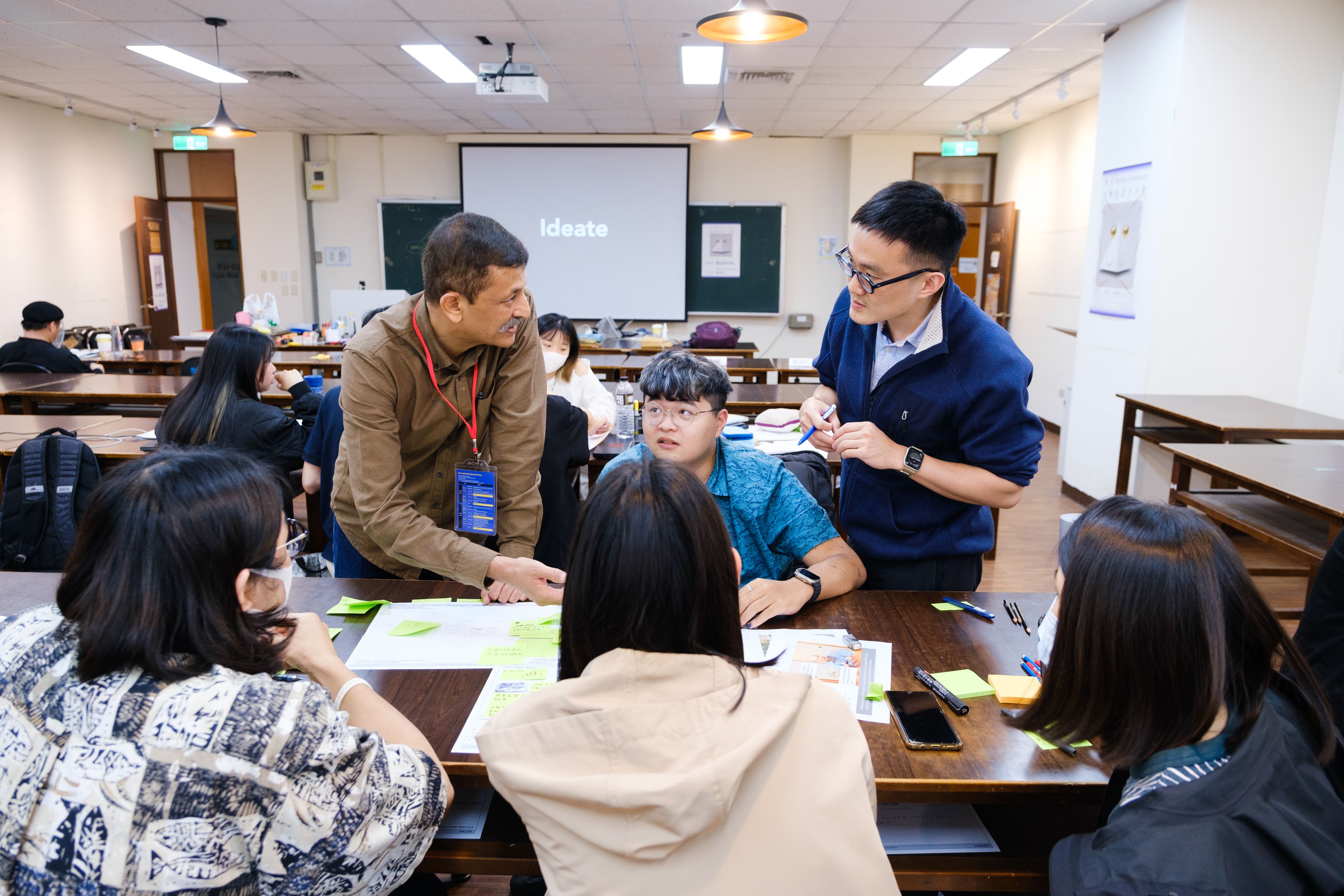 圖為日本設計大師三星安澄(站立者右),指導學員作品。