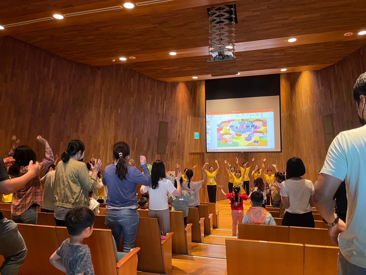 圖為亞大幼教系同學,帶領全場家長和幼兒進行暖身律動。