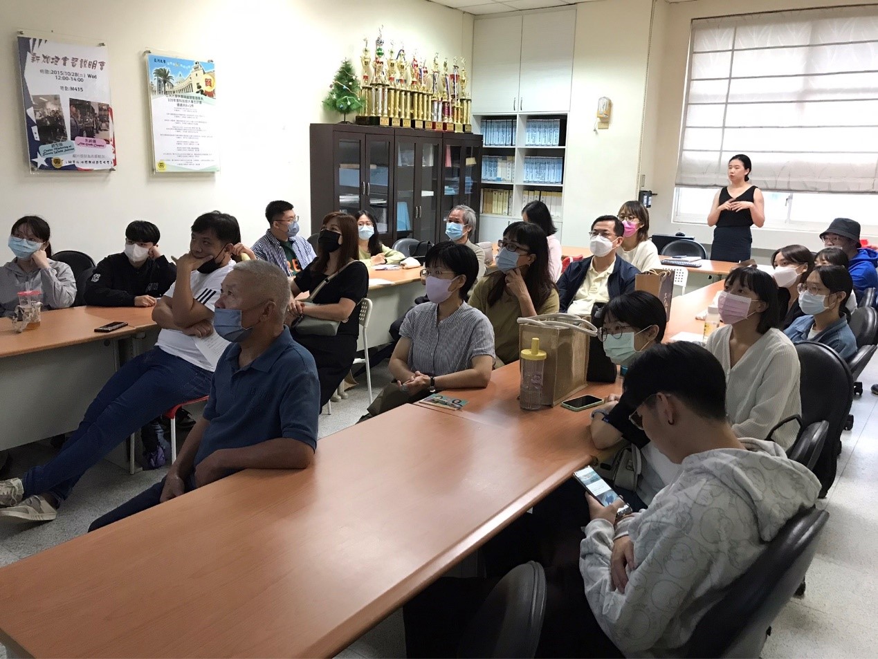 圖為亞大休憩系舉辦出國實習行前說明會,邀請即將出國實習同學和家長參與。
