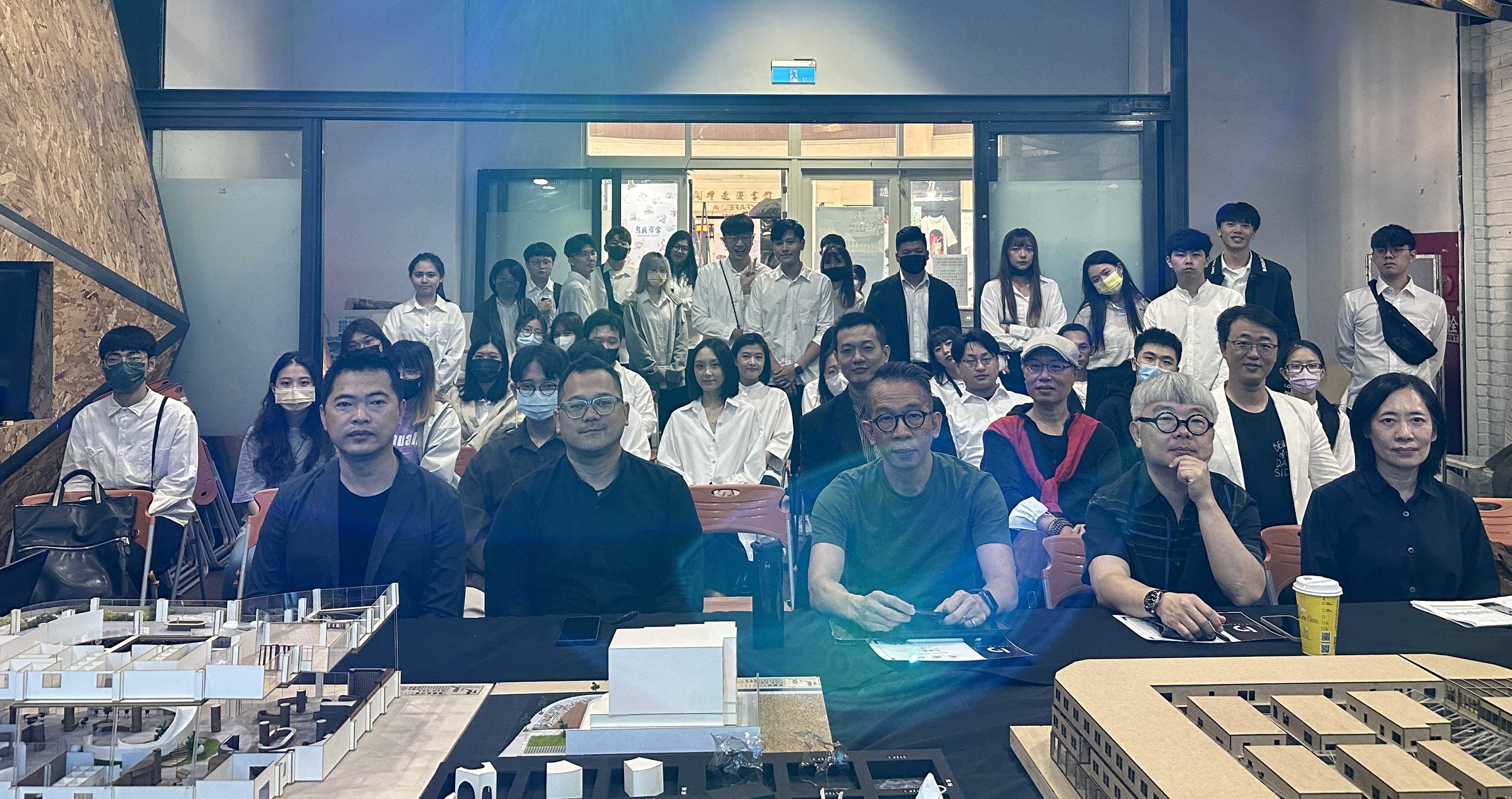 圖為(前排由右而左)亞大室設系老師林佳慧、外評老師周介一、許盛鑫、劉守書、楊煥生,和參與畢業設計總評的亞大室設系同學合影。