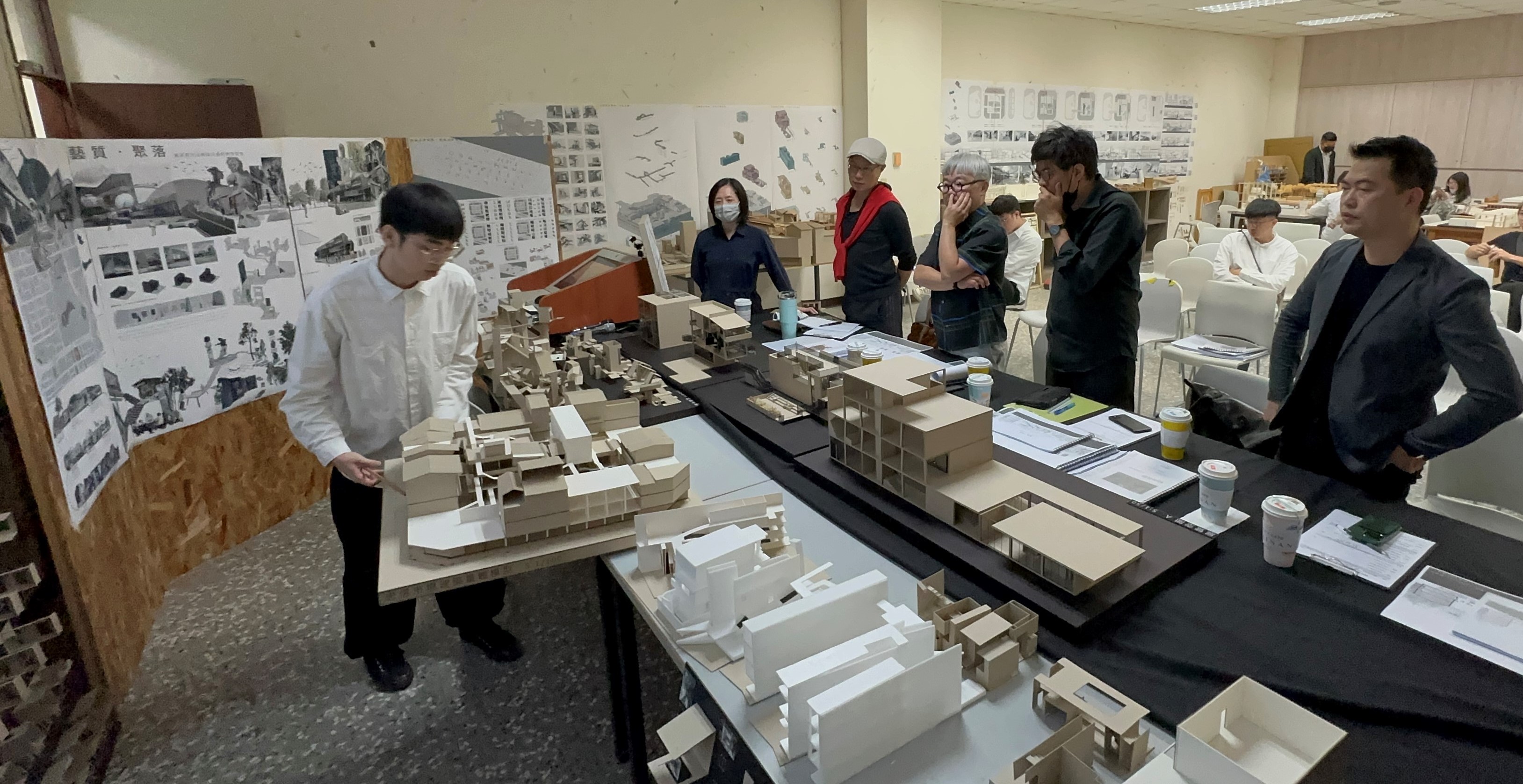 圖為外評老師(由右而左)楊煥生、王喆、周介一、田允茂和林佳慧老師,聆聽劉彥廷同學介紹「藝質‧聚落」作品。