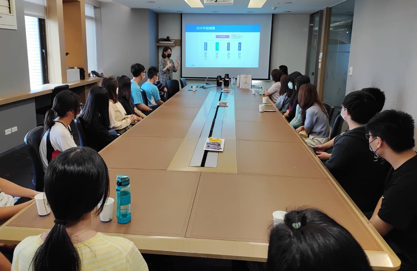 圖為參與亞大會資系「職涯探索」活動的準大學生們,在會計師事務所仔細聆聽未來的職涯出路。