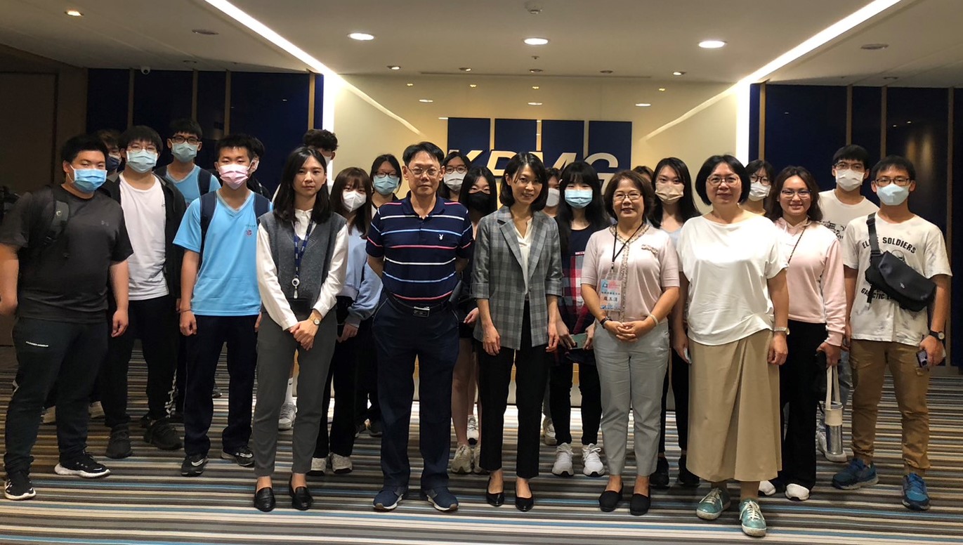 圖為安侯建業聯合會計師事務所陳燕慧會計師(前排右3)、會資系龎玉涓主任(前排右2)、會資系陳瓊燕老師(前排右1)、會資系胡亞平老師(前排右4)等,和參與準大學生合影。