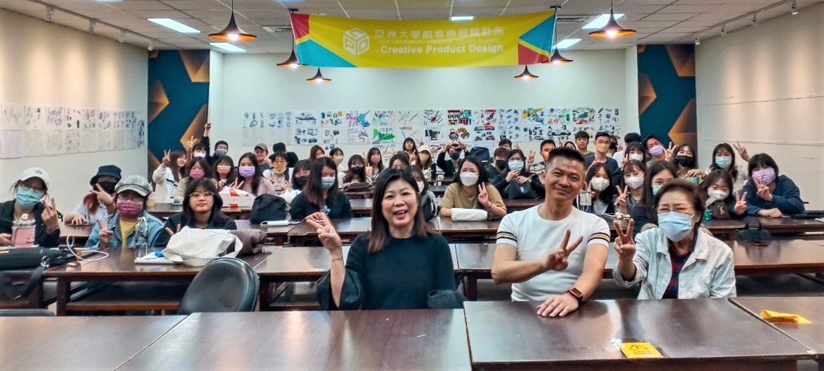 圖為亞大商設系老師劉芃均(左1)、演講者劉政冶經理(左2),與參與講座同學合影。