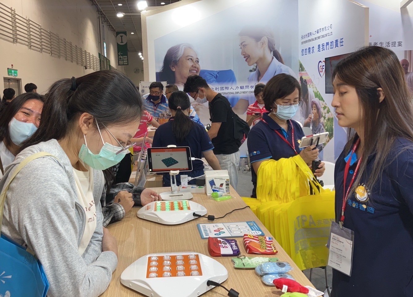 圖為亞大職治系同學,在輔具展中體驗樂活認知訓練機。