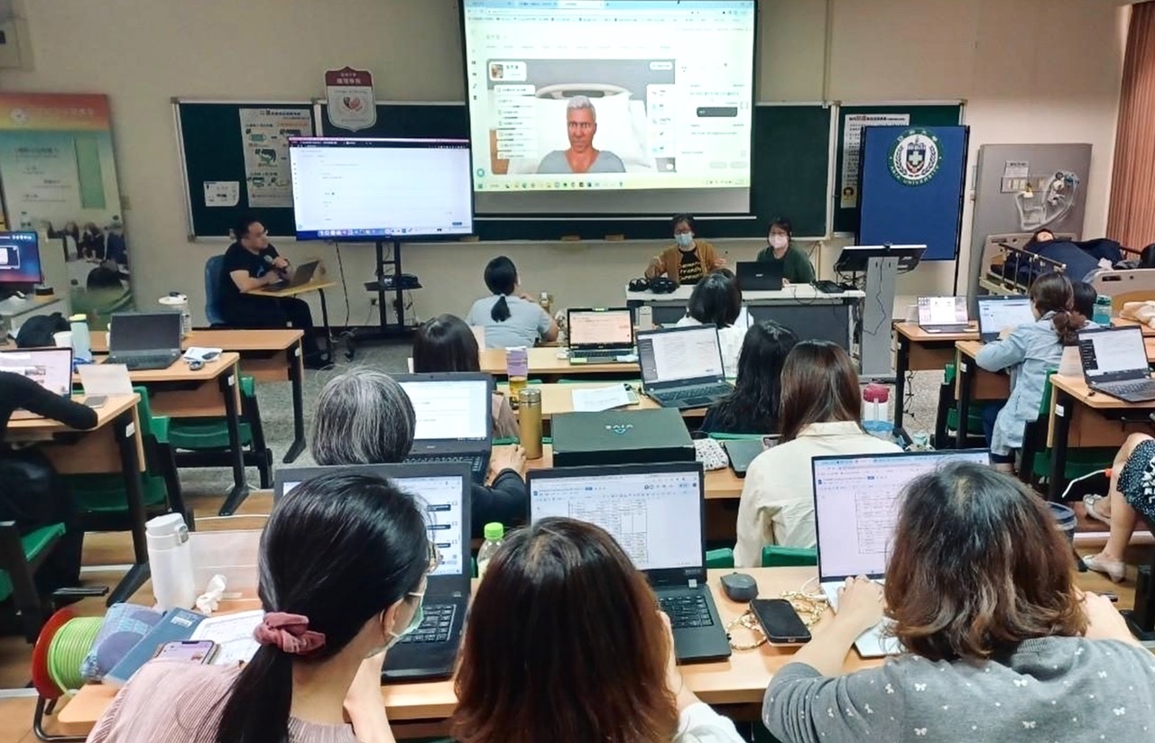 圖為亞大護理學院教師,分組製作並發表AI虛擬病人元宇宙教案。