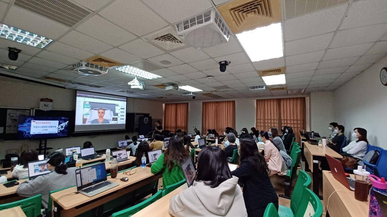 圖為亞大護理學院師生聆聽HTC Medical VR講師,分享如何應用ChatGPT快速生成撰寫教案腳本,並應用開發VR元宇宙教材。