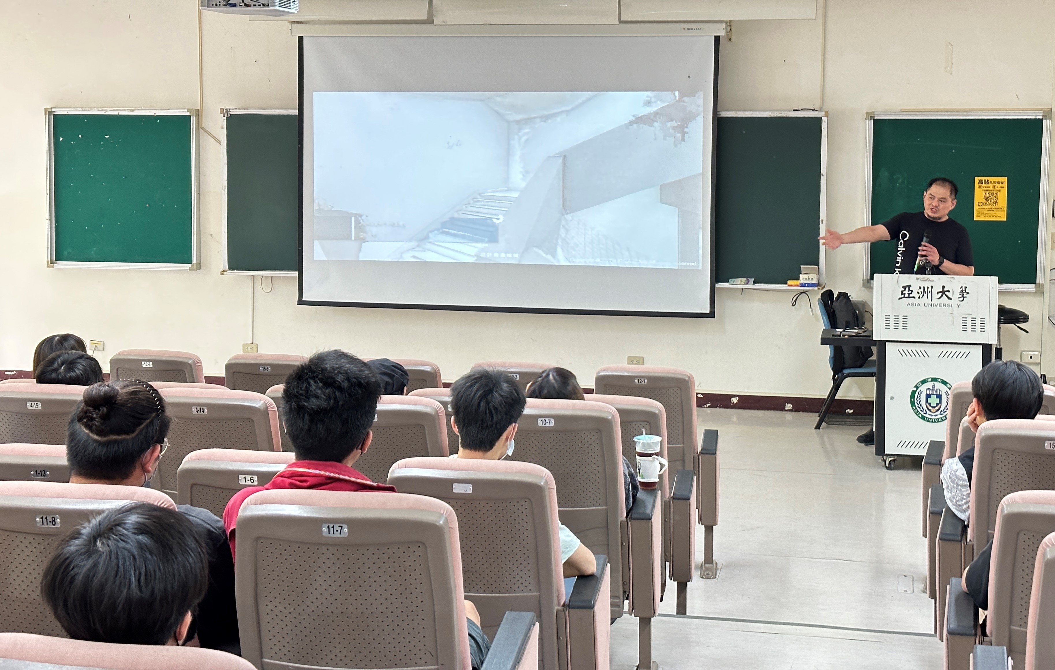 圖為瓦建國際設計許偉揚,談「設計力x執行力-翻轉台灣公共工程」。