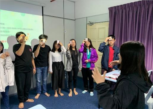 圖為亞大心理系同學,在馬來西亞新紀元大學實習時,帶領進行心理健康講座。
