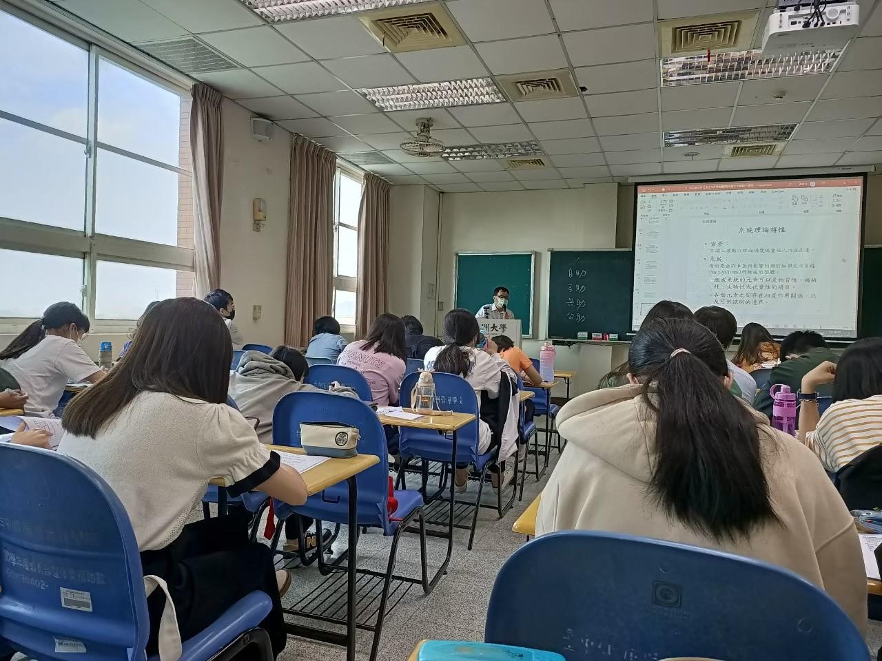 圖為亞大社工系主任南玉芬,在社工師證照輔導班授課。