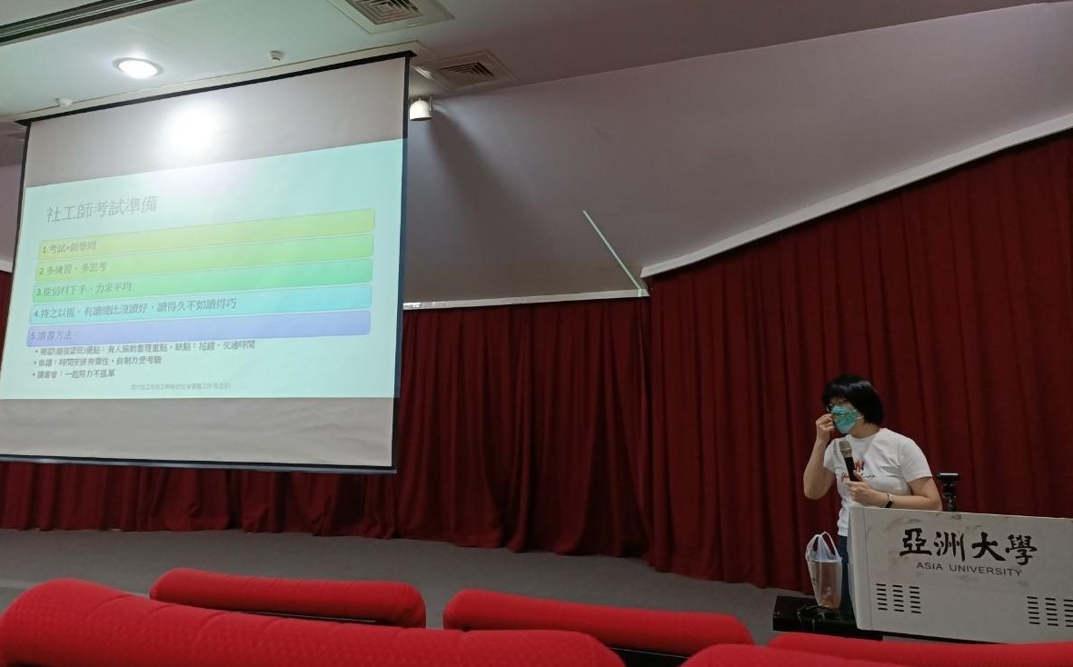 圖為亞大社工系主任南玉芬,在社工師證照輔導班授課。