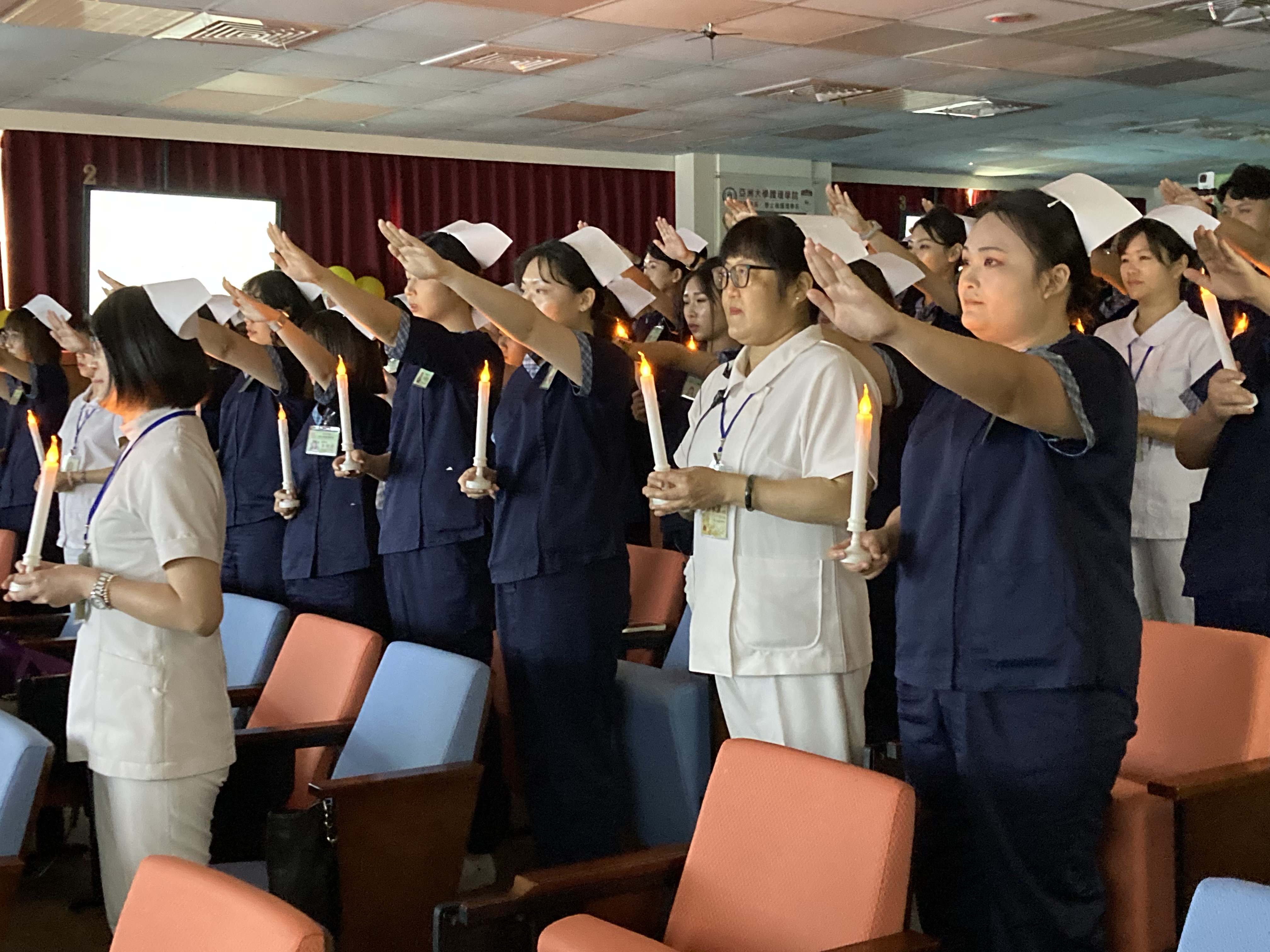 圖為亞大後護系受冠典禮,以「迎向陽光,閃耀未來」為主題。