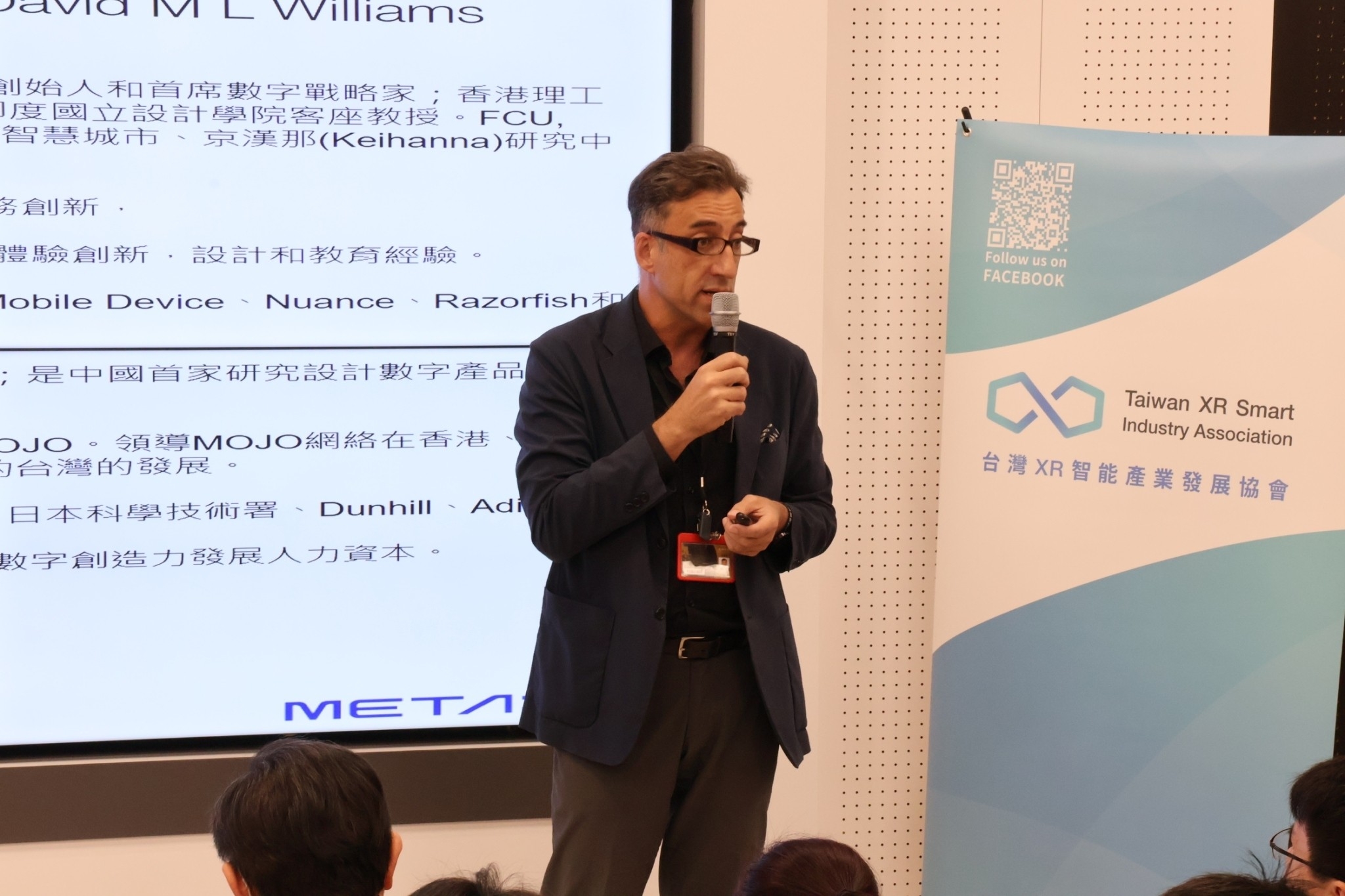 摩偕光多媒體教育有限公司執行長華汶濤,談「Trend in webXR generative AI」。