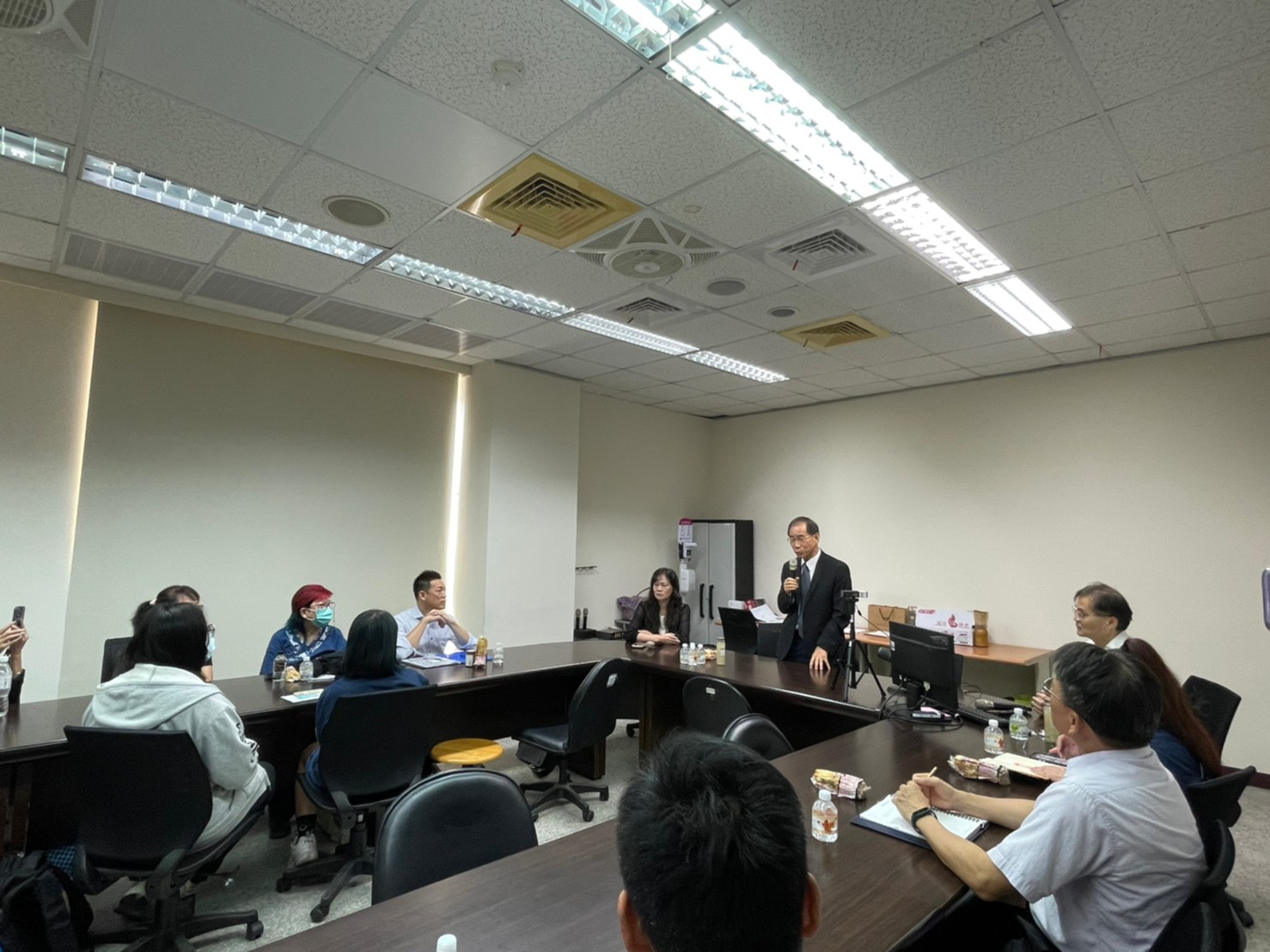亞大醫健學院院長吳俊忠(中)勉勵師生,以促進全民健康為己任,致力研究發展。
