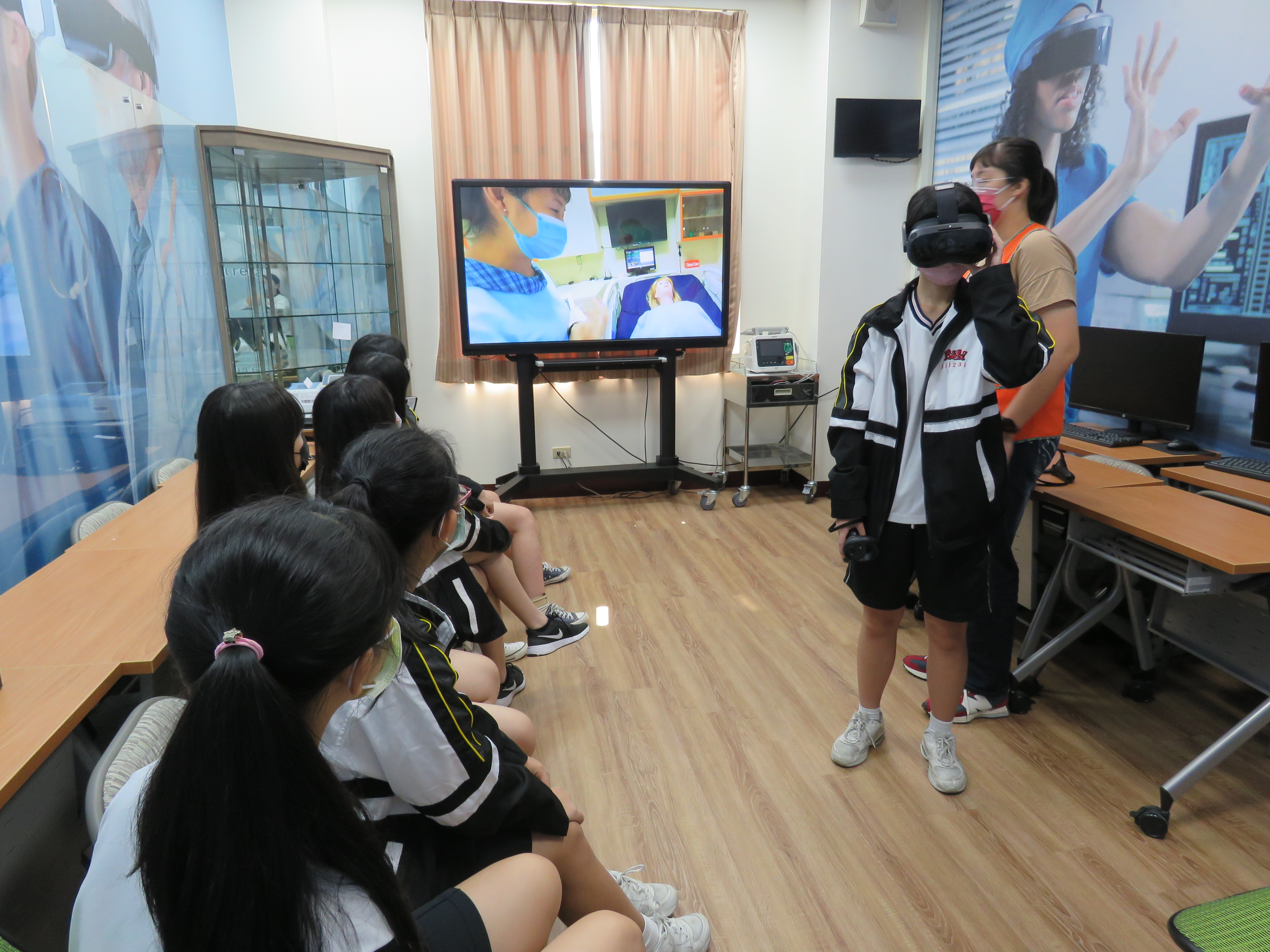 圖為豐原高中學生在亞大護理系未來護理中心,體驗 VR沈浸式體驗,失智友善元宇宙。