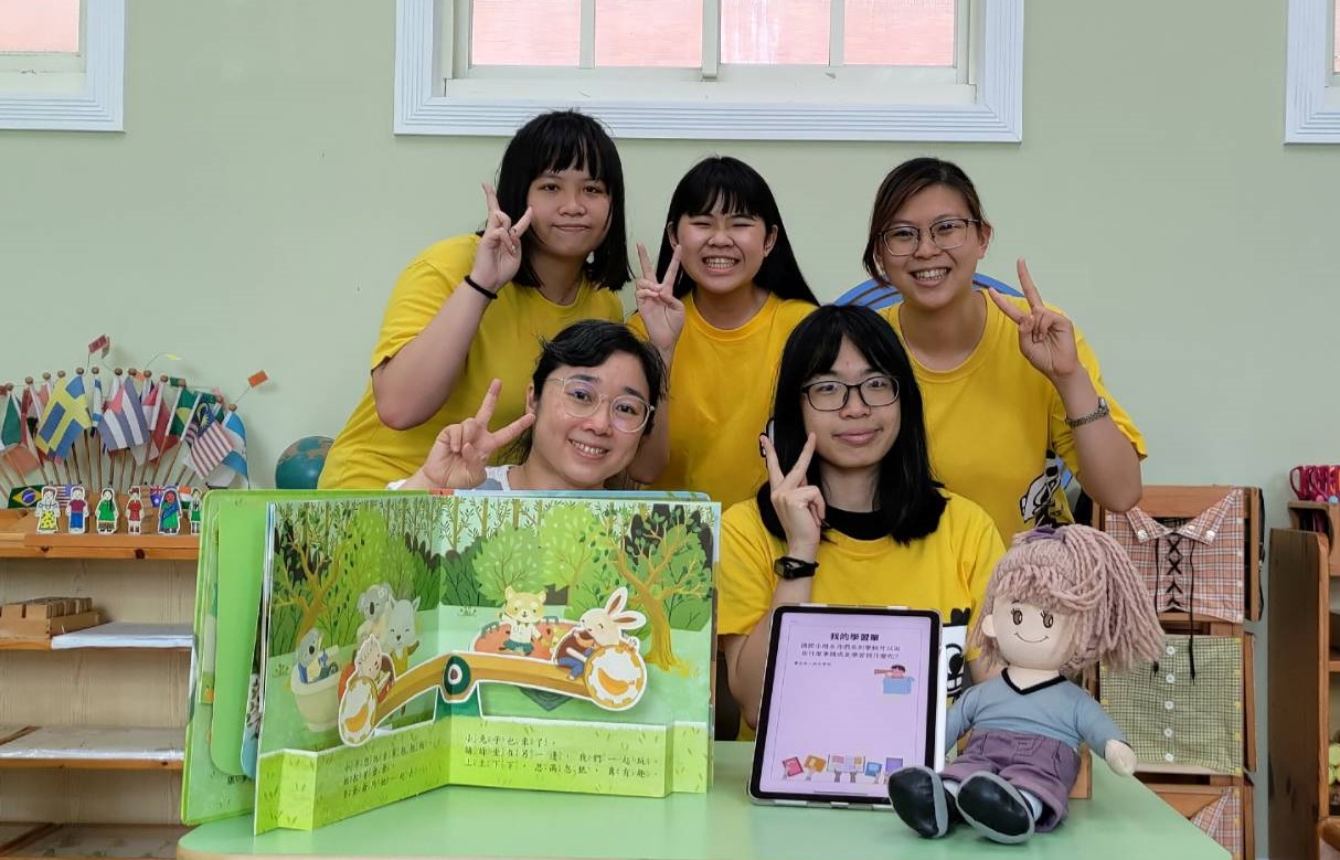 圖為亞大幼教系指導老師何祖華(前排左),與獲獎同學黃慧欣(前排右)、張茹恩、郭又慈、張佩怡(後排由左而右)合影。