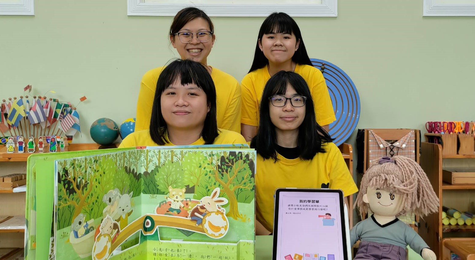 圖為亞大幼教系獲傑出獎同學張茹恩(前排左)、黃慧欣(前排右)、張佩怡(後排左)、郭又慈(後排右)合影。