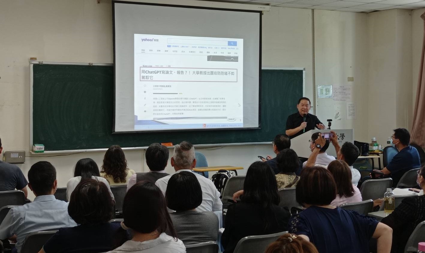 圖為亞大經管系老師卓大順,分享「用ChatGPT寫論文」。