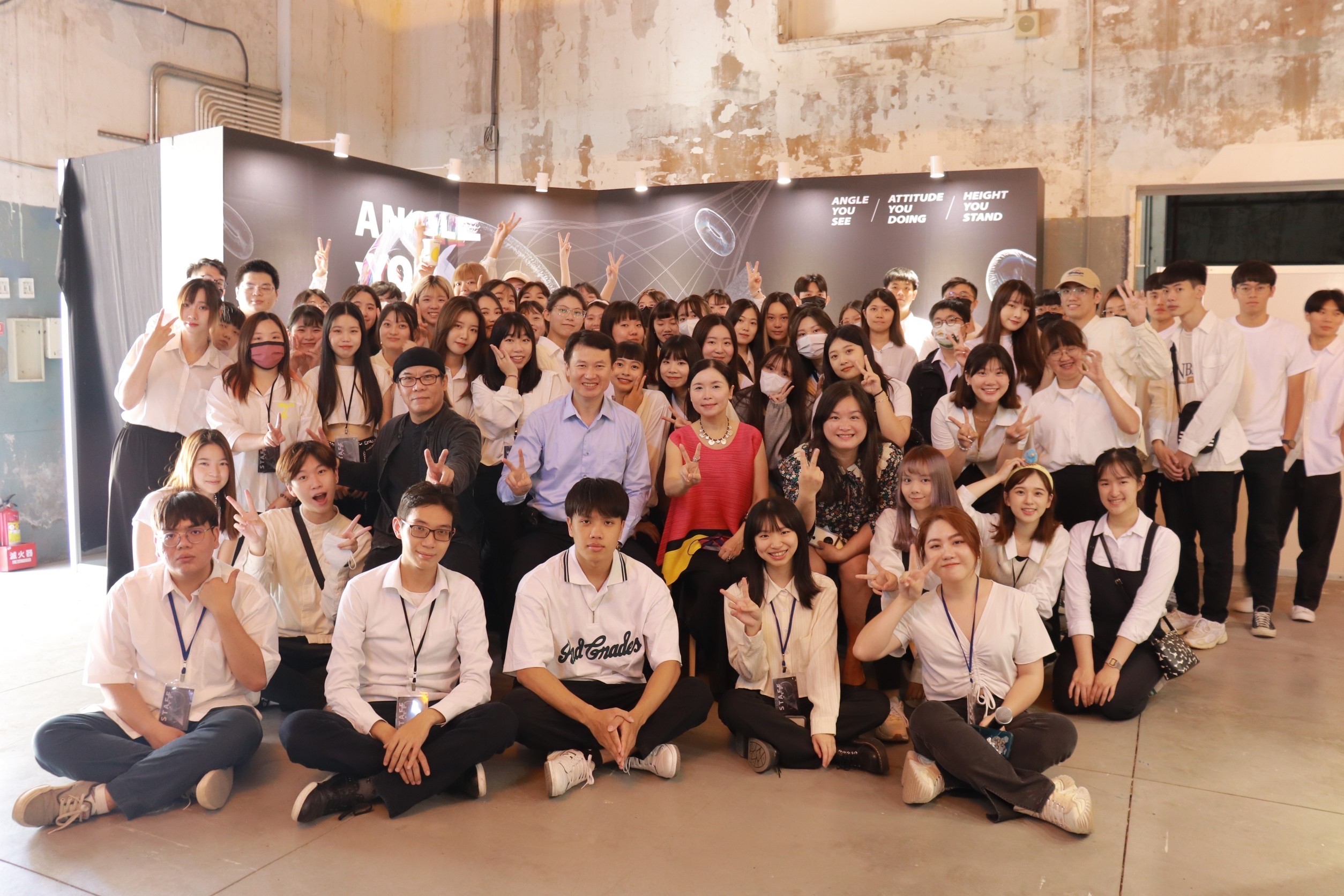圖為亞大商設系第13屆校外展,參與師生合影。