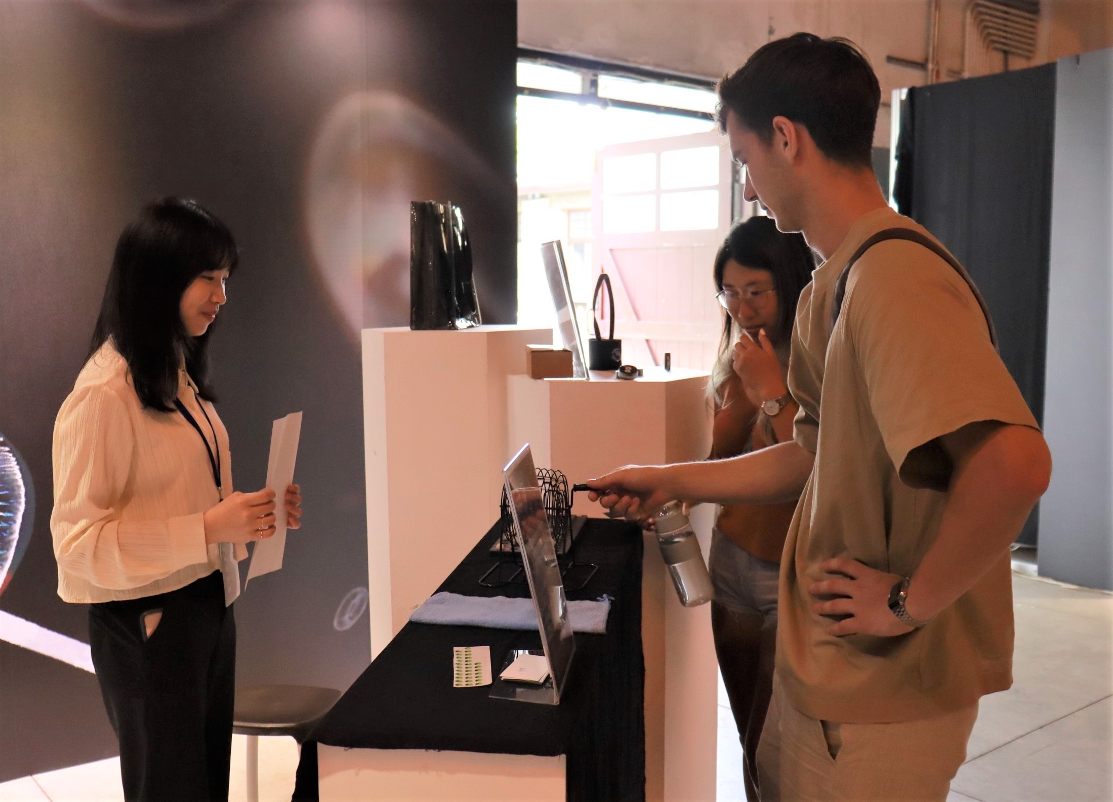 圖為亞大商設系校外展,吸引許多民眾前往參觀。
