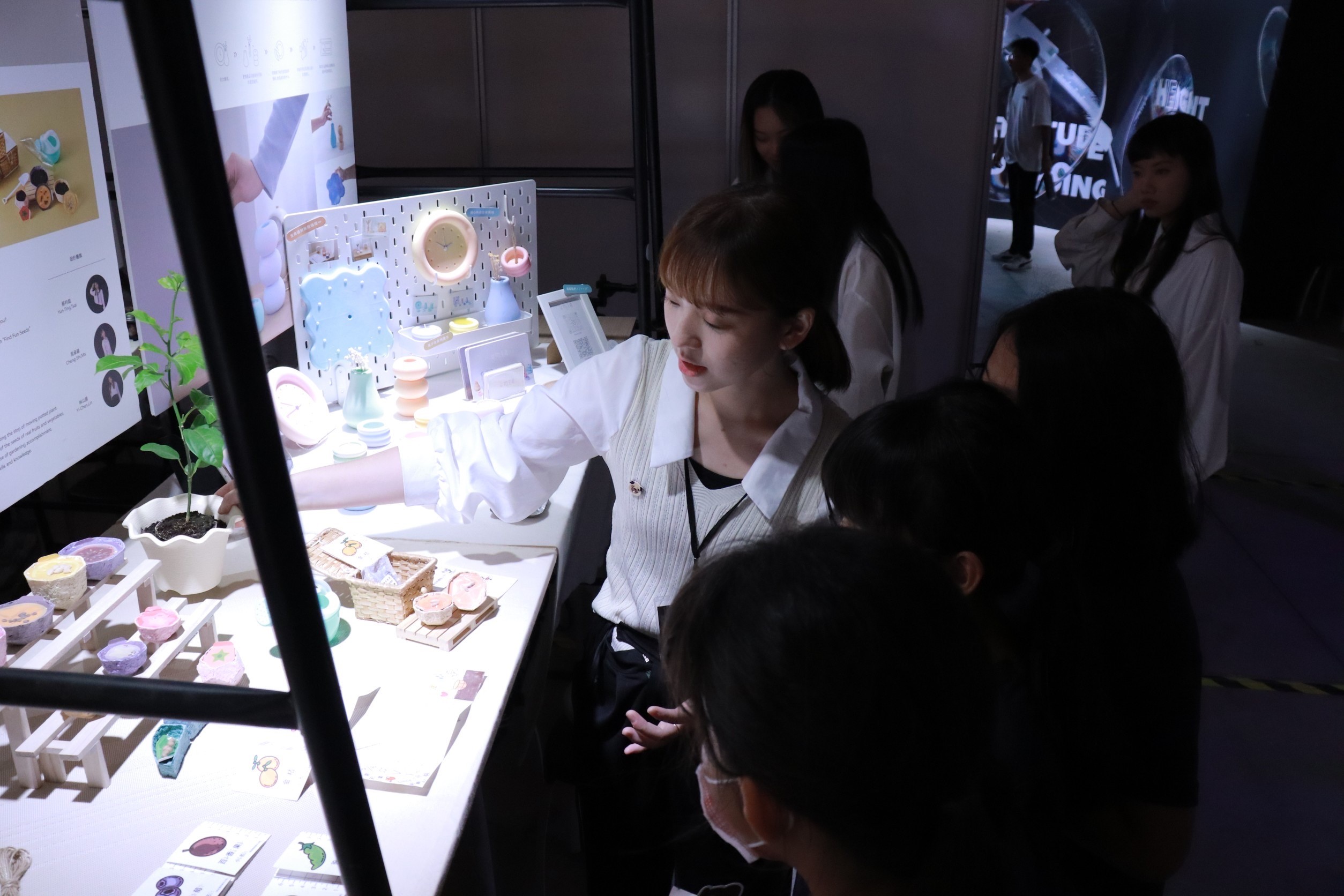 圖為亞大商設系校外展中,參展同學講述設計概念。