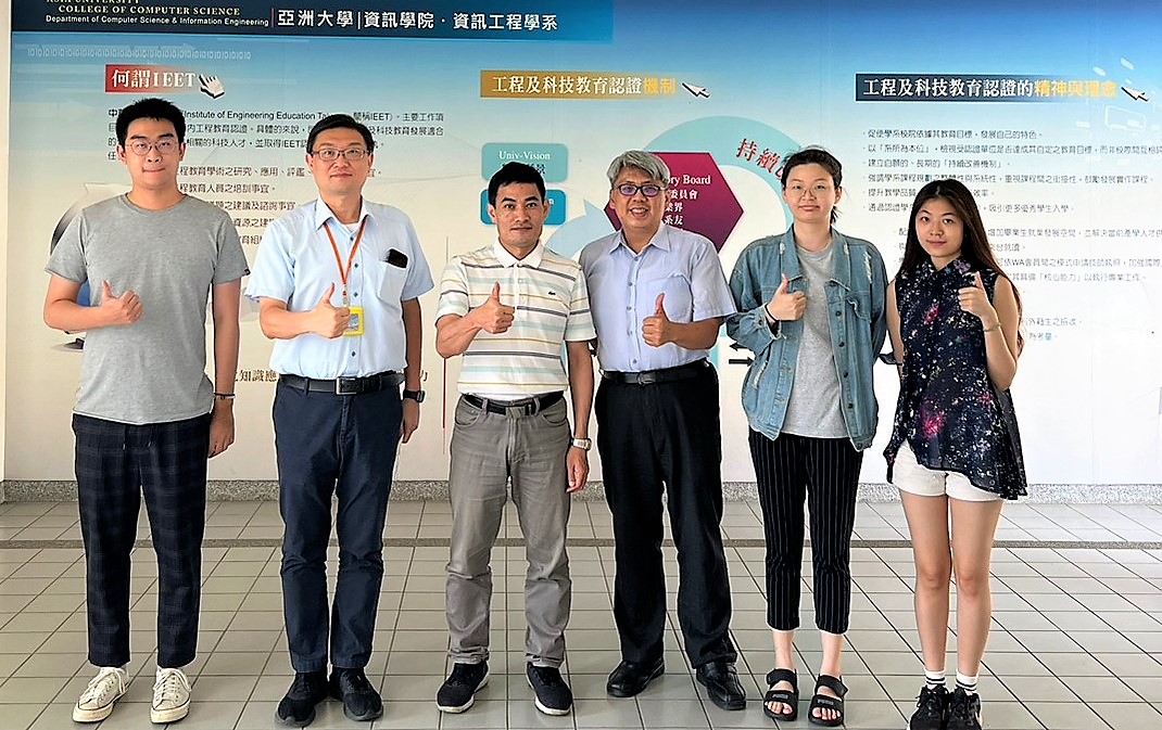 亞大資電學院長許慶賢(左3)、資訊長兼資工系主任陳懷恩(左2)、資工系副主任林俊淵(左4),祝賀獲得輝達NVIDIA DLI國際證照的同學。