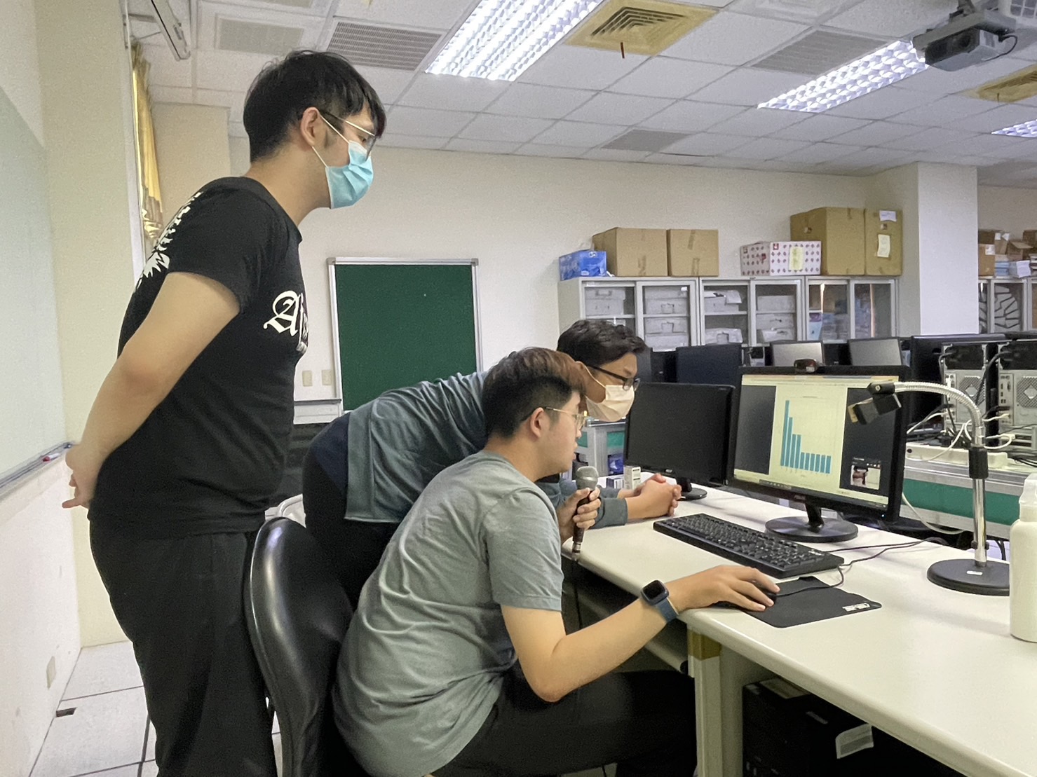 圖為亞大資工系同學,修習「AI雲端運算實務」課程,正在進行期末專題報告,學習如何使用AWS雲端服務技術,為考取AWS 證照做準備。