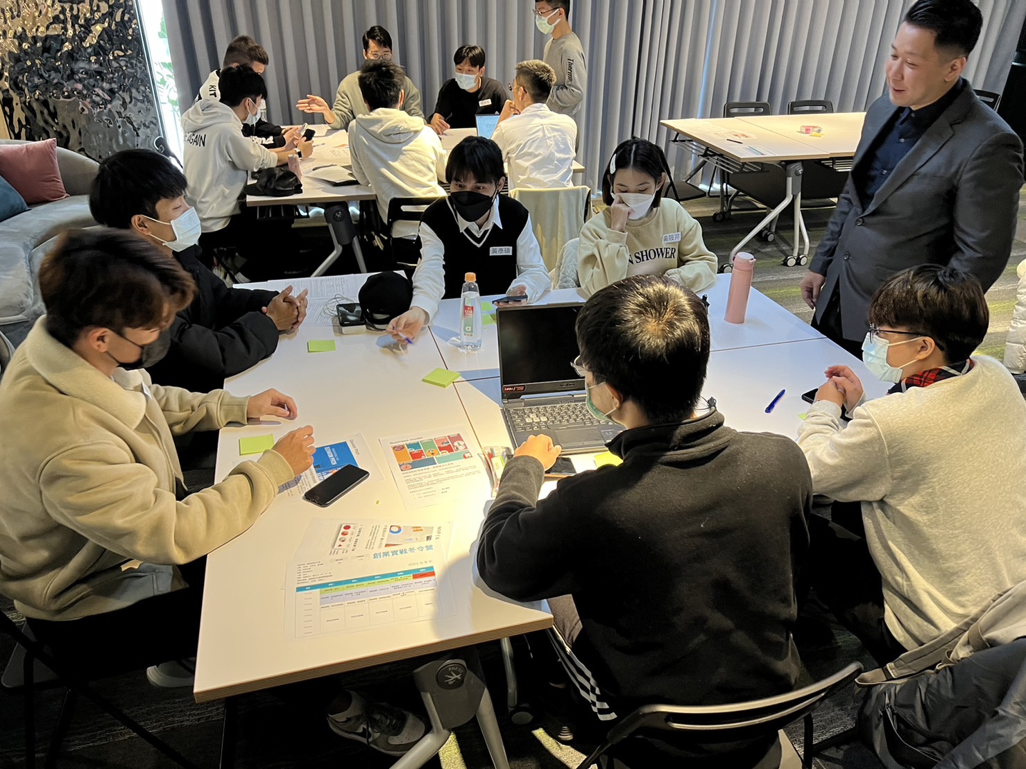 圖為參與「創業戰鬥營」同學,現場組成團隊製作專案。