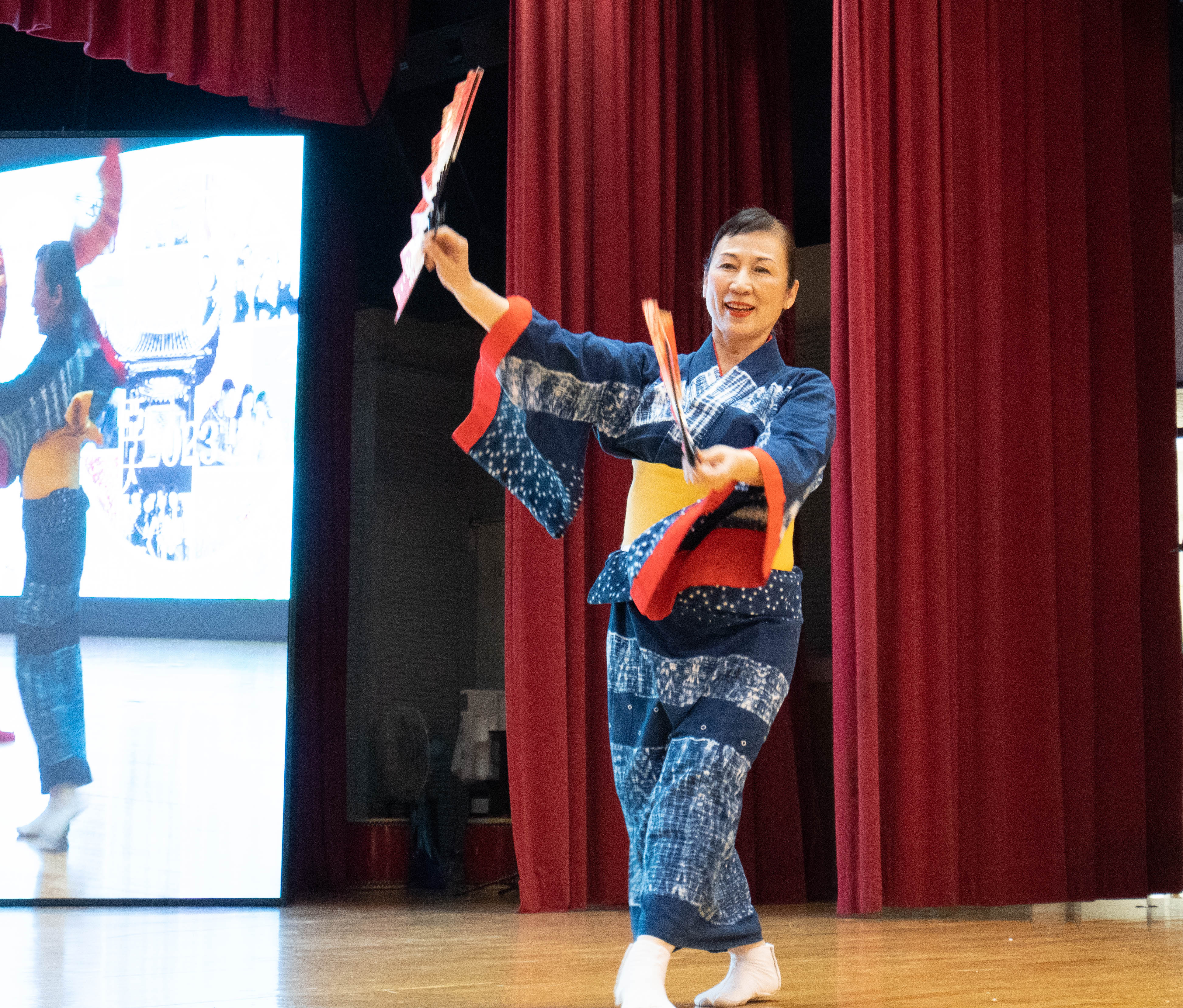 圖為「日本閃亮藝術」石井和美團長,詮釋日本青森縣津輕地區民謠Yosare的特色