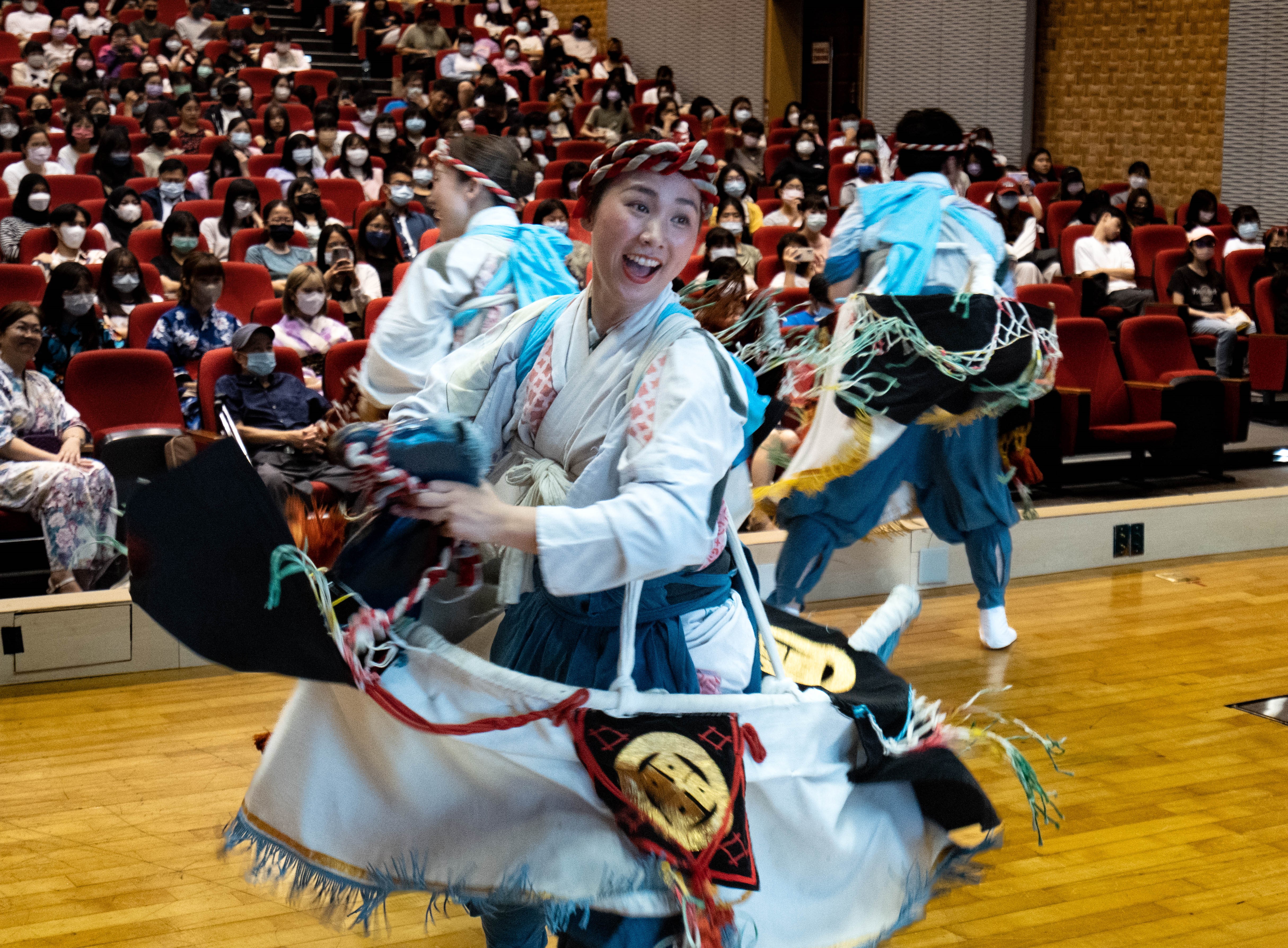 圖為「日本閃亮藝術」表演者,演示日本東北地區的「駒舞」之一「荒馬」。