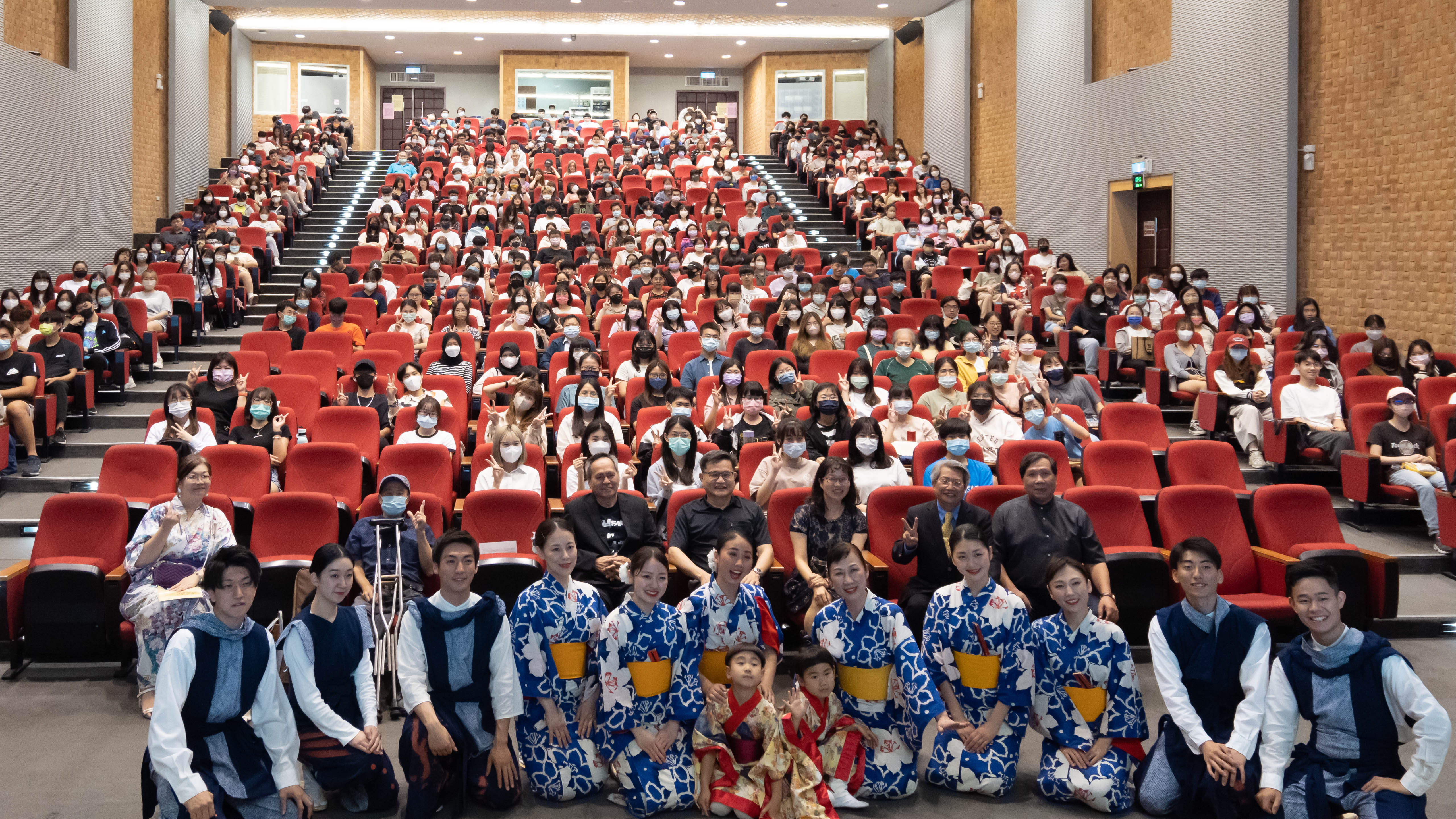 圖為「2023亞大藝文季-日本民舞饗宴」活動,「日本閃亮藝術」舞團與亞大師生合影。.