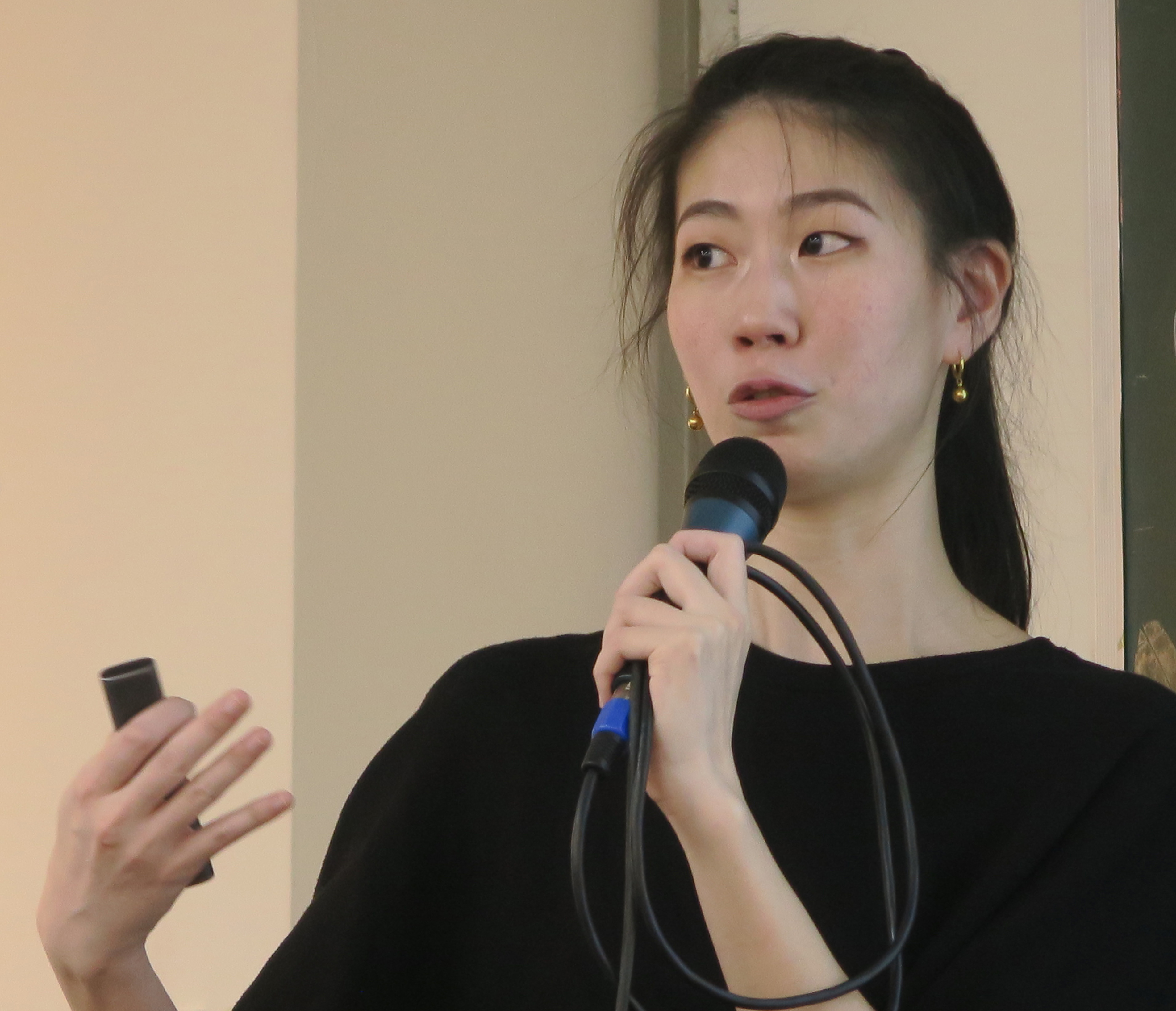 圖為左腦創意公司林派企劃師，分享「裝置藝術的設計要素」。