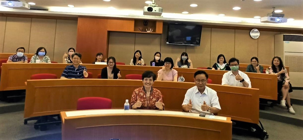 圖為亞大人社學院舉辦第2次「ChatGPT融入教學工作坊」,人社學院長陳英輝(前排右)、圖書館長廖淑娟(前排左),與參與教師合影。