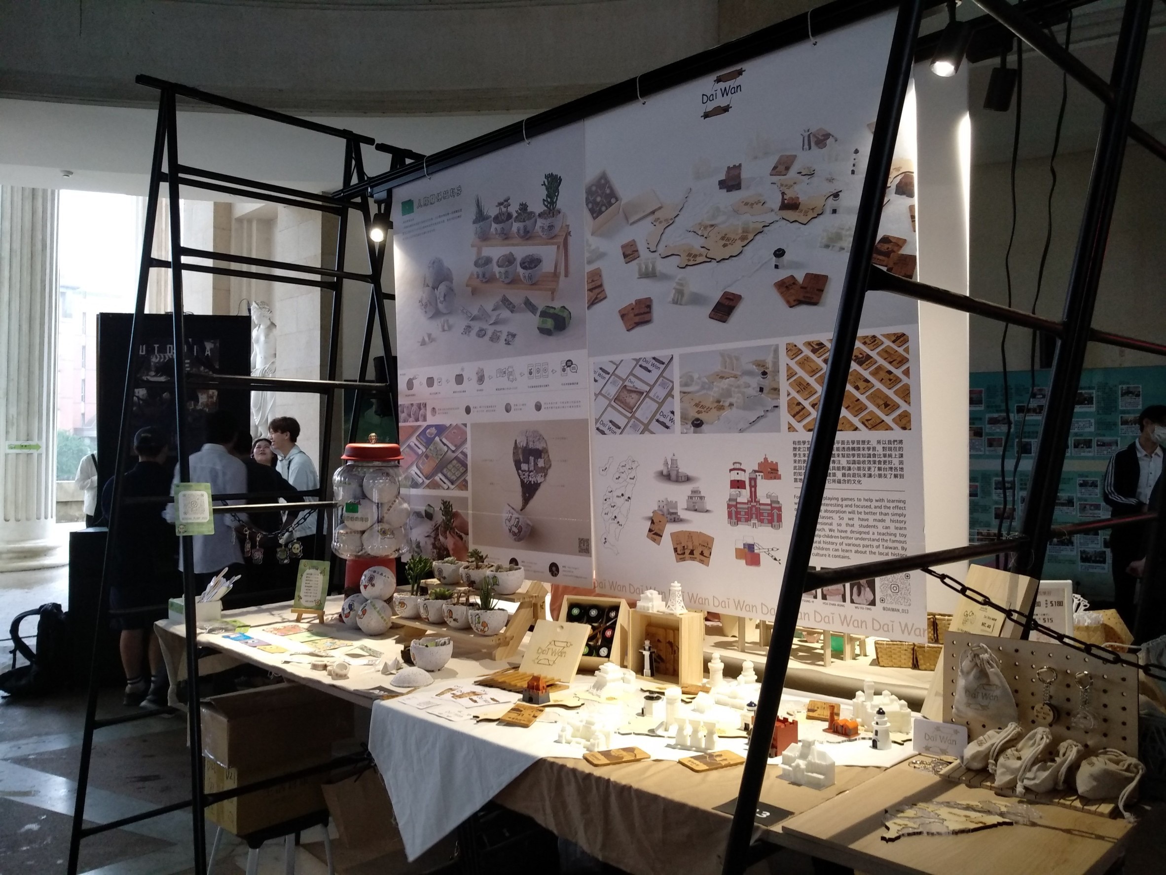 圖為亞大創意設計學院3系畢業聯展,同學展出設計作品範圍十分廣泛。
