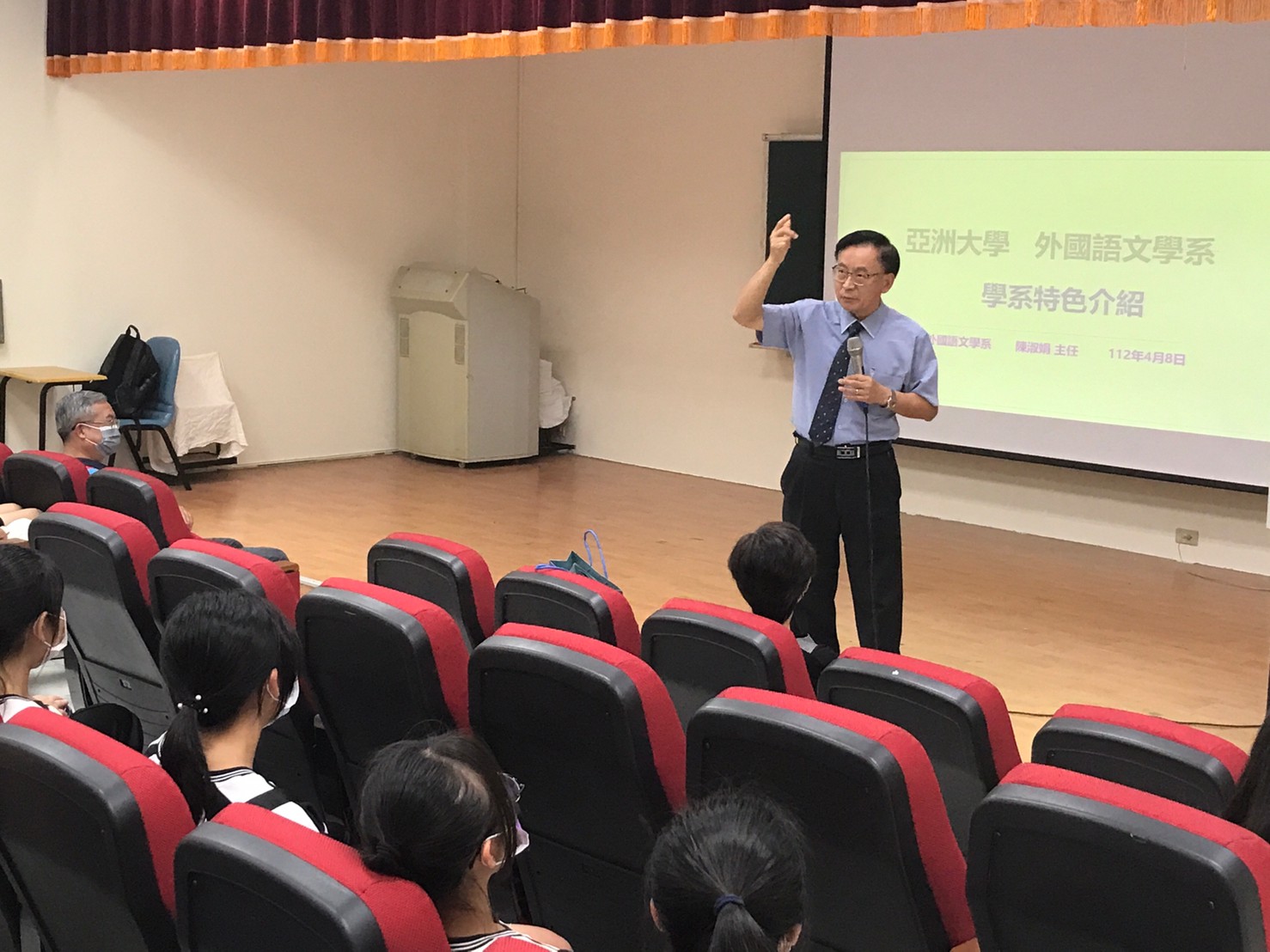 圖為亞大人社學院暨國際學院長陳英輝,強調國際移動力和外語人才的優勢。