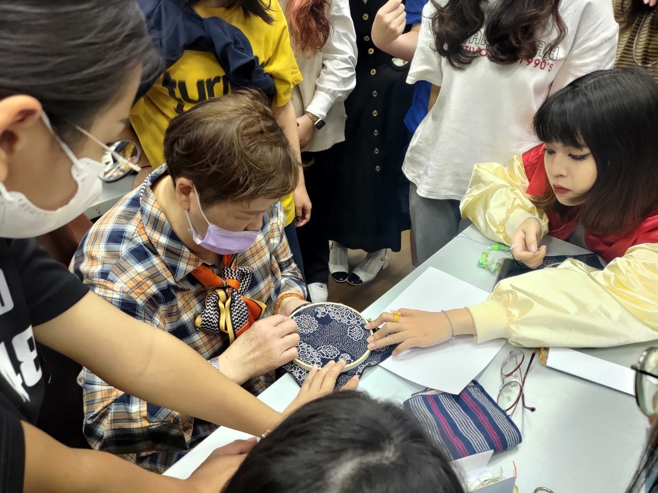 圖為劉千韶老師,現場示範刺繡針法。