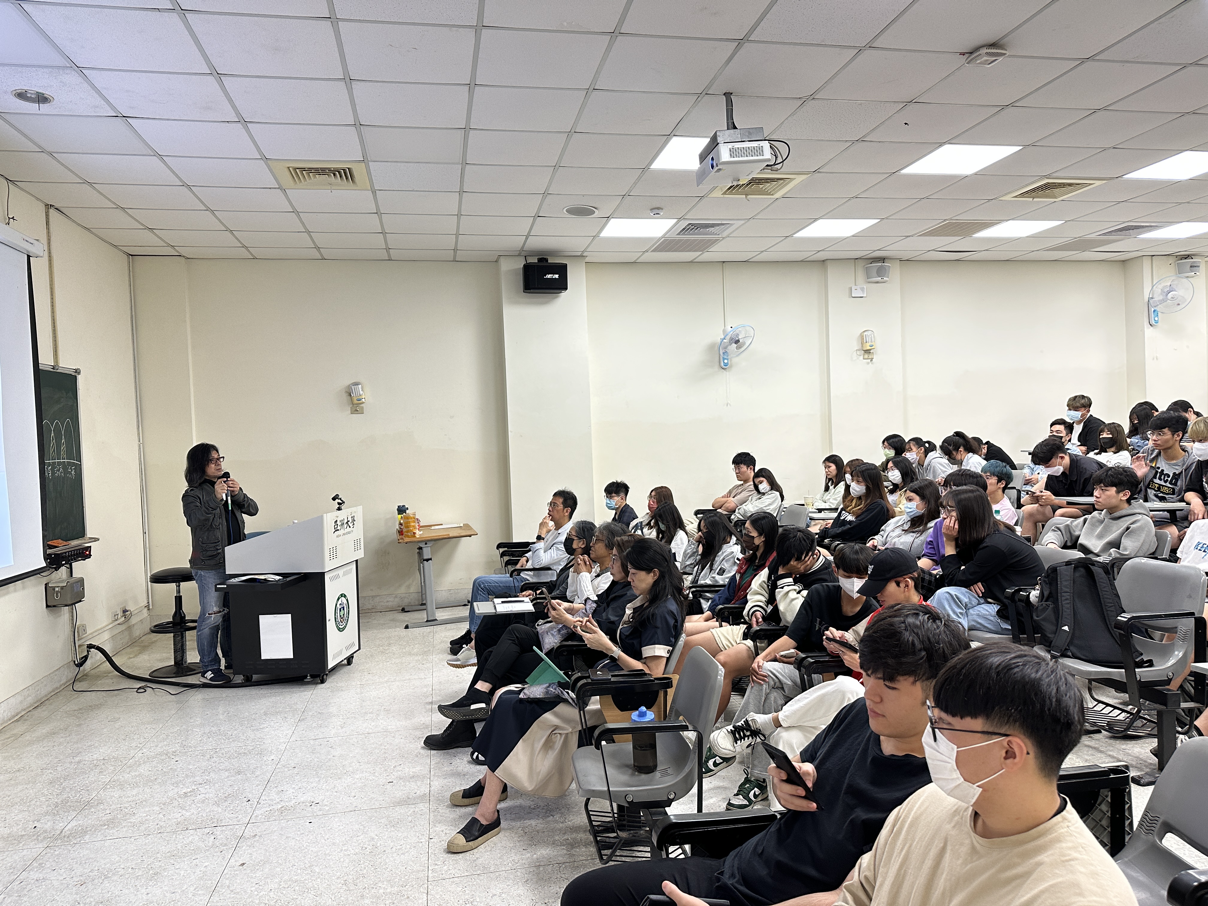 圖為許華山建築師分享講座,參與同學踴躍。