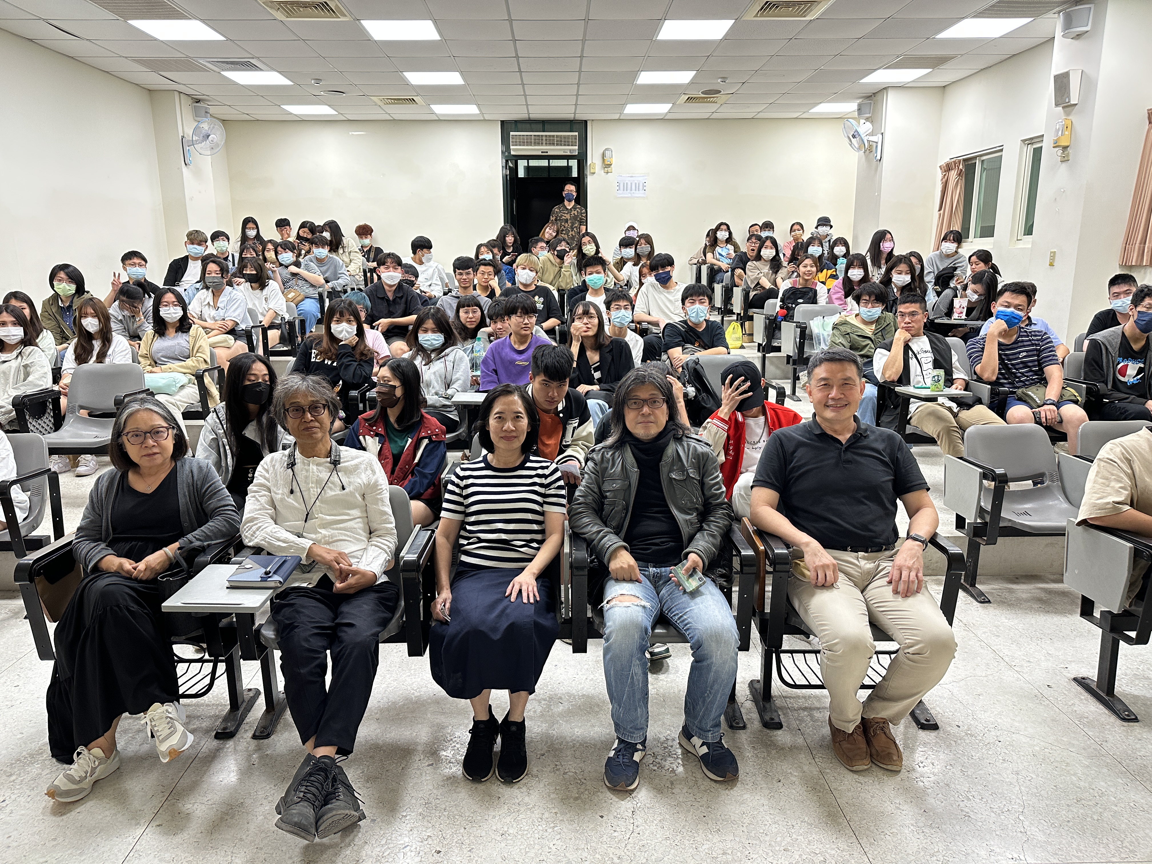 圖為亞大創意設計學院「企業導師」講座,亞大室設系主任施勝誠(前排右1)、許華山建築師(前排右2)、室設系林佳慧老師(前排右3),和參與師生合影。