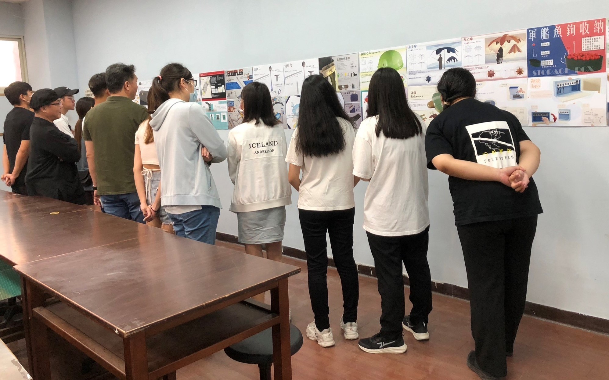 圖為亞大發明中心舉辦「國際設計菁英團成果展」,同學參觀海報作品。
