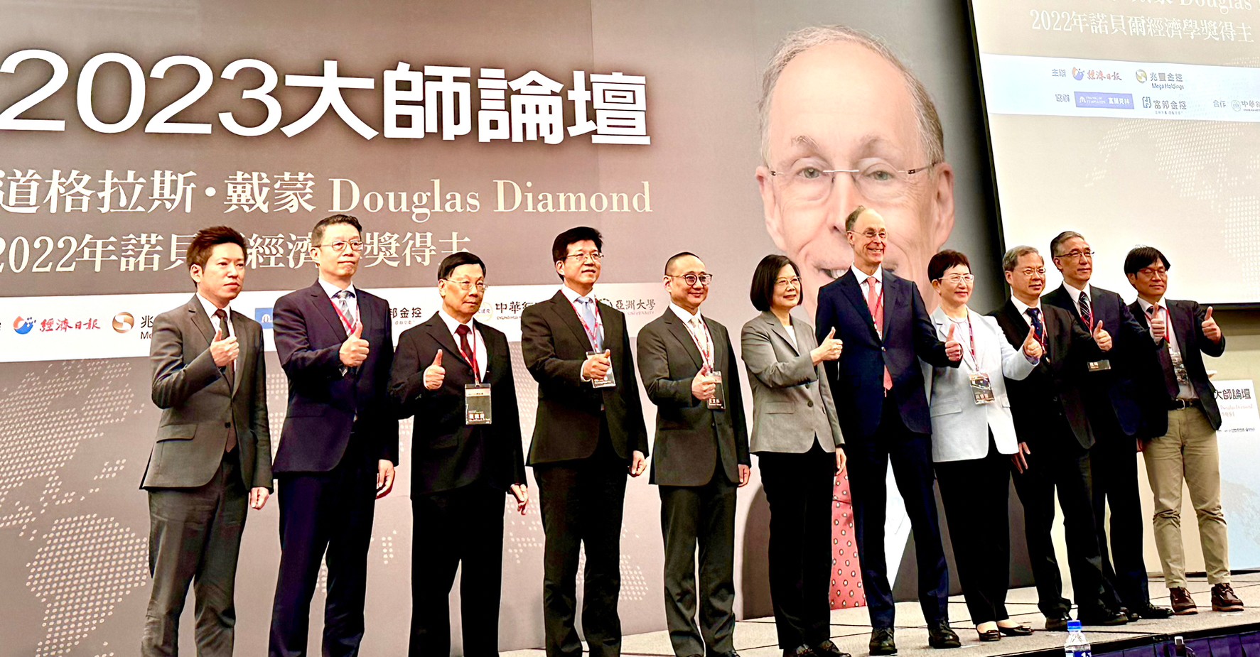 圖為「2023大師論壇」,亞大校長蔡進發(左三)與總統蔡英文(左六)、諾貝爾大師戴蒙(左七)等人合影。